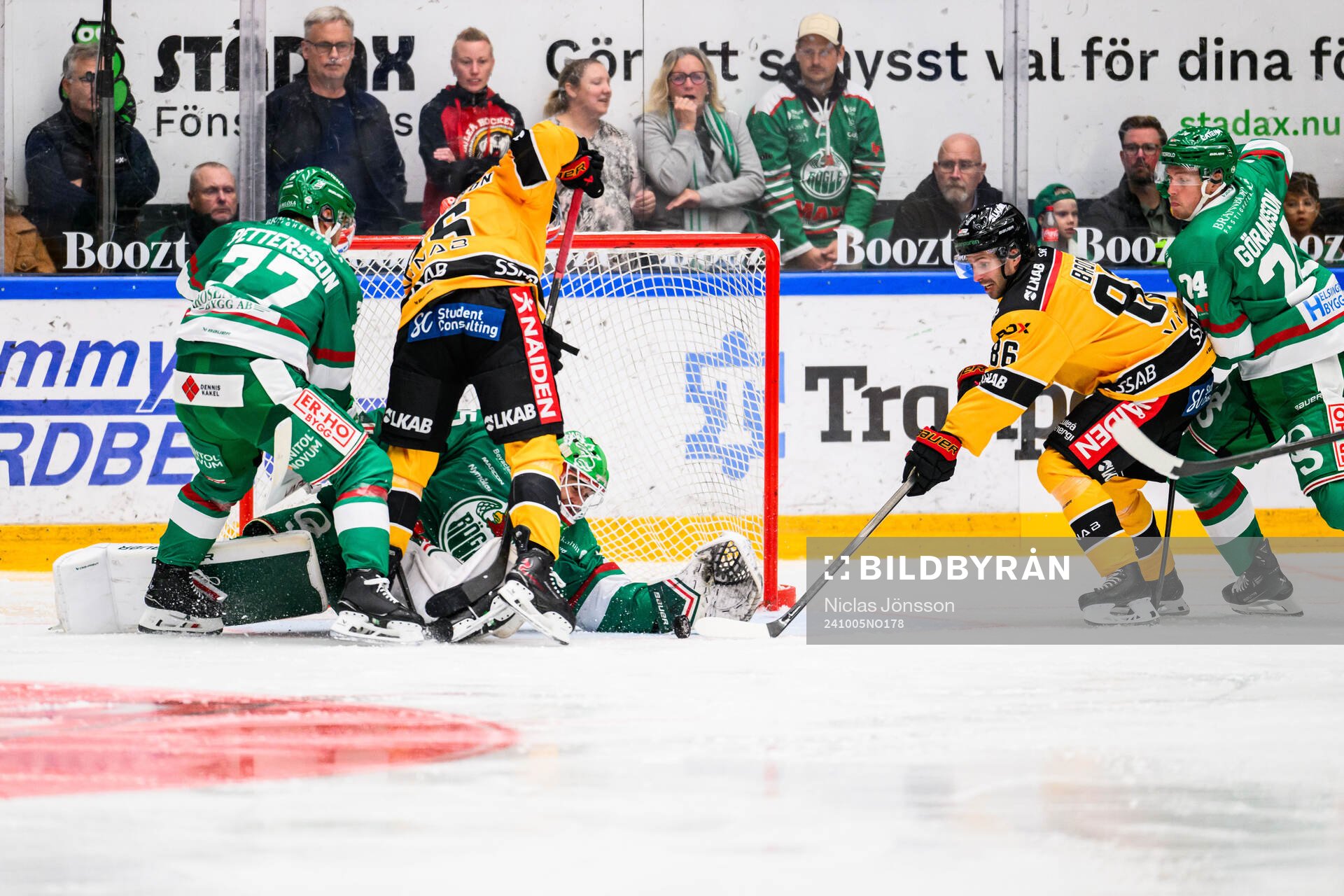 Luleås Pontus Andreasson och Rögles målvakt Arvid Holm
