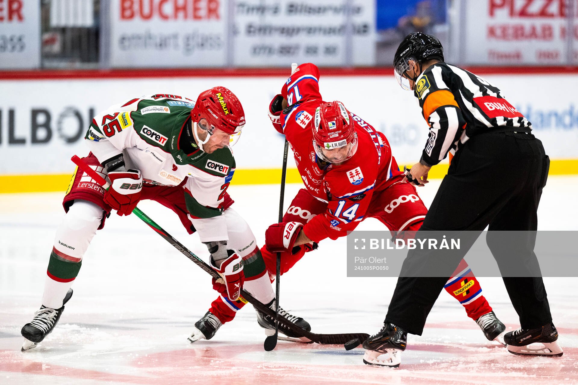 MoDos Sam Vigneault och Timrås Emil Pettersson tekar