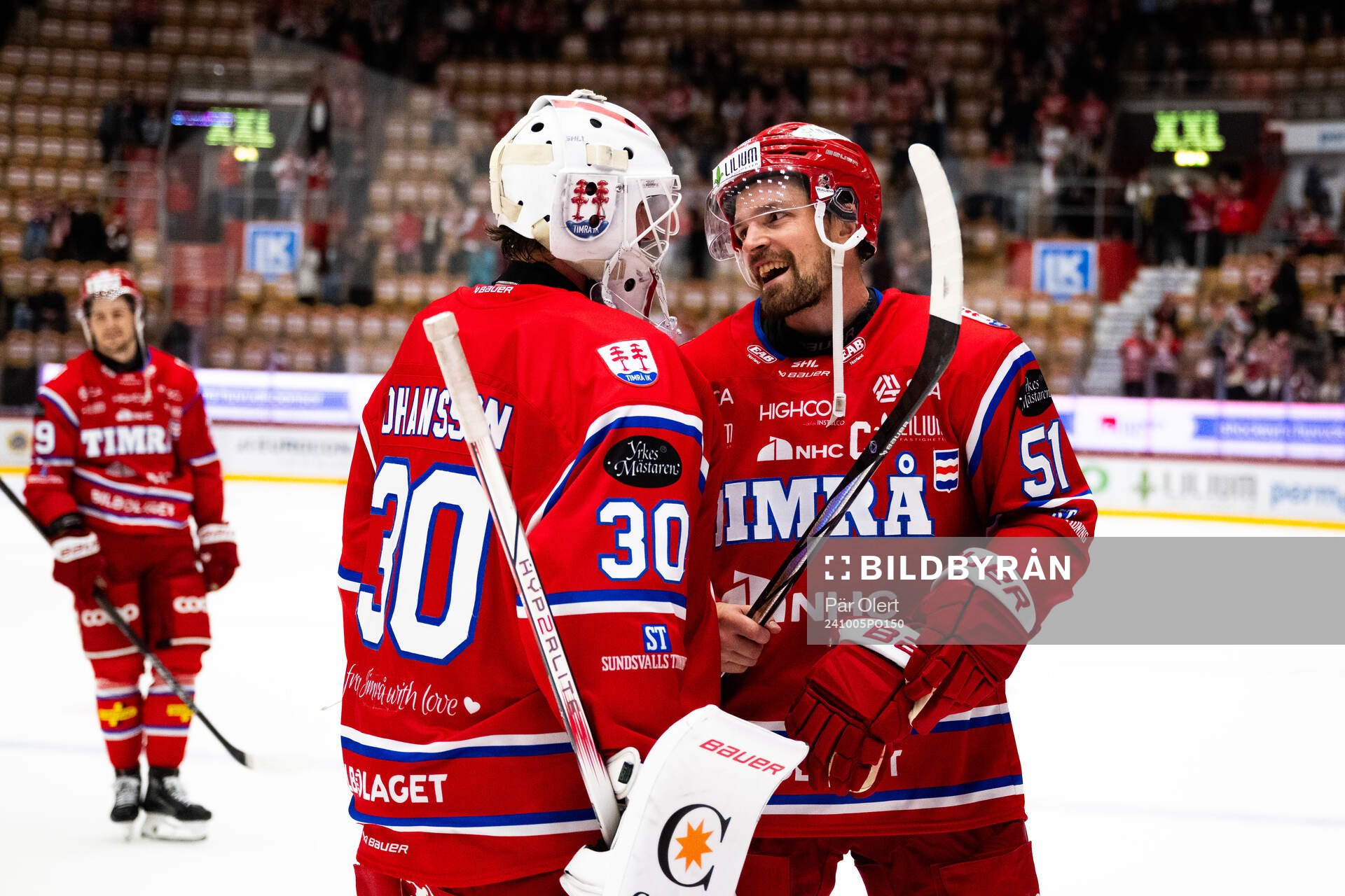 Timrås målvakt Jacob Johansson och Anton Lander jublar