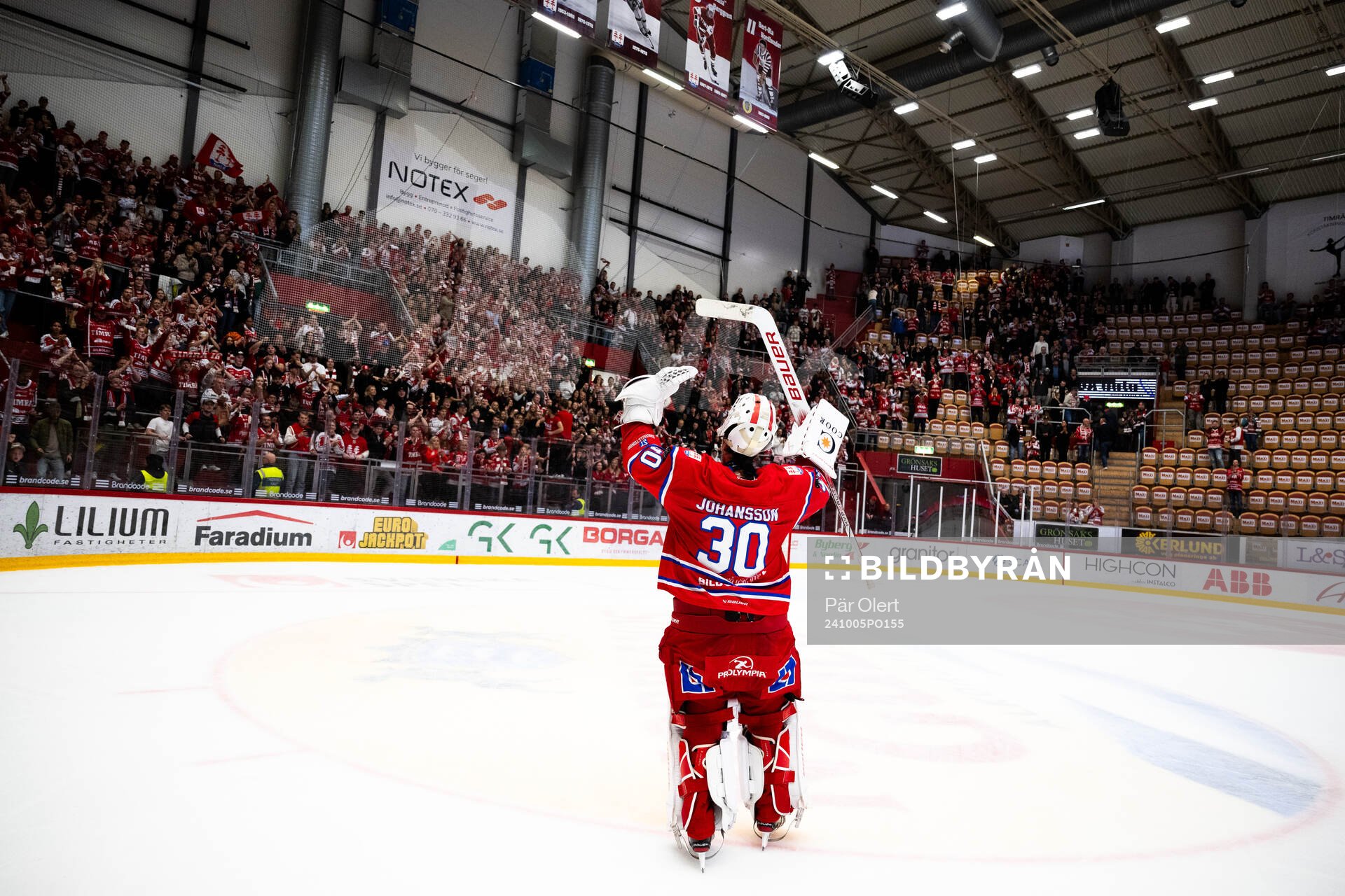 Timrås målvakt Jacob Johansson jublar