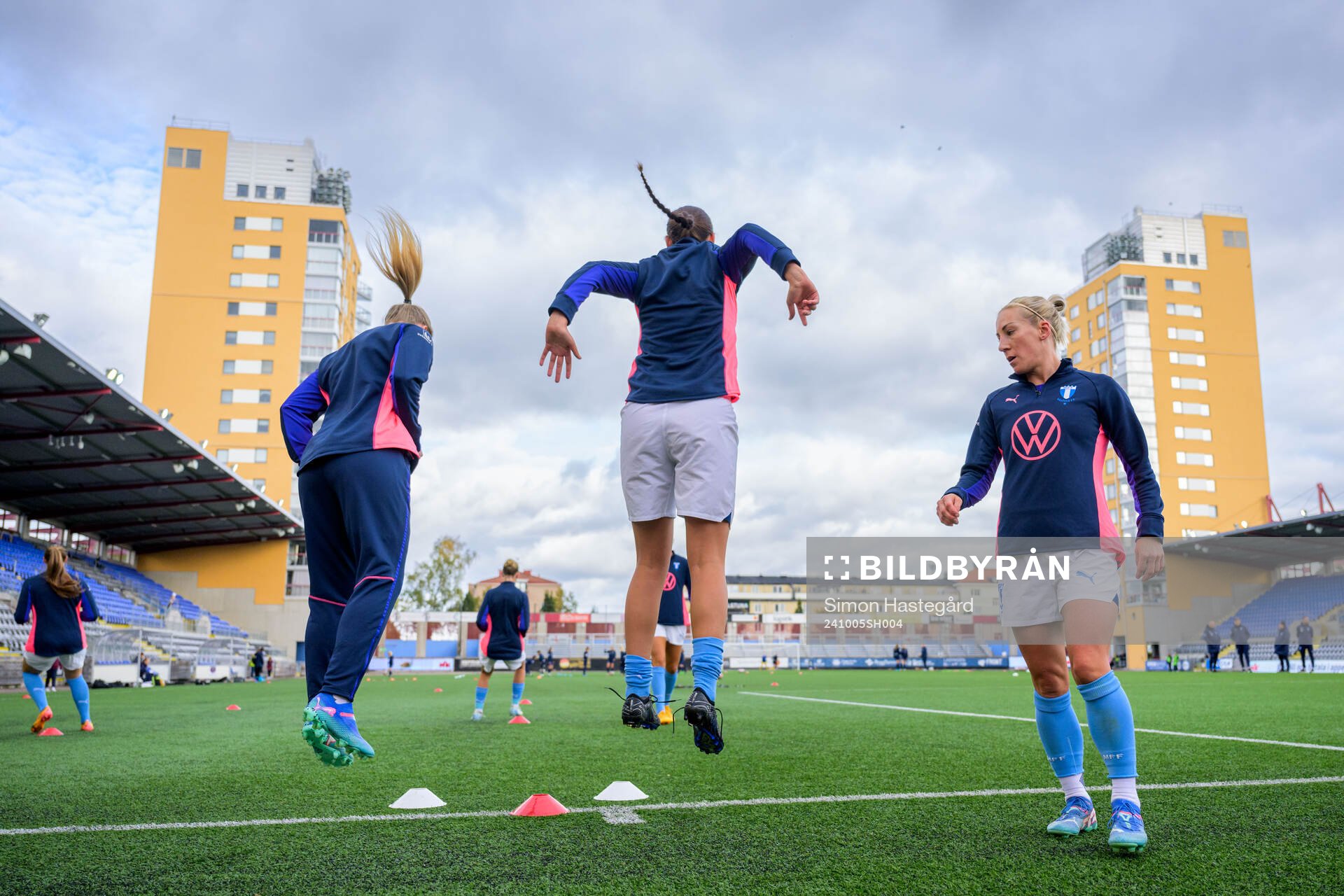 Malmö FFs Mia Persson värmer upp med lagkamrater