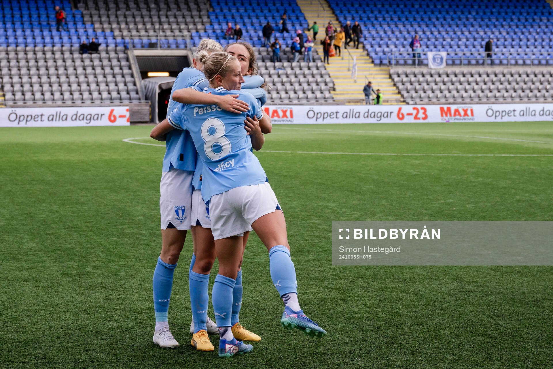 Malmö FFs Beatrice Perssonl, Matilda Eriksson Kristell och Mia Persson jublar efter fotbollsmatchen i Elitettan mellan Eskilstuna United och Malmö FF den 5 oktober 2024 i Eskilstuna.