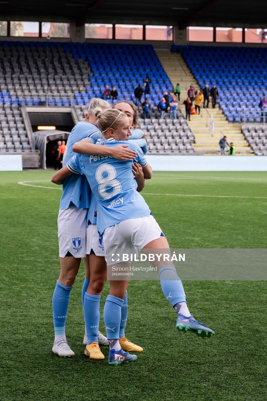 Malmö FFs Beatrice Perssonl, Matilda Eriksson Kristell och Mia Persson jublar efter fotbollsmatchen i Elitettan mellan Eskilstuna United och Malmö FF den 5 oktober 2024 i Eskilstuna.