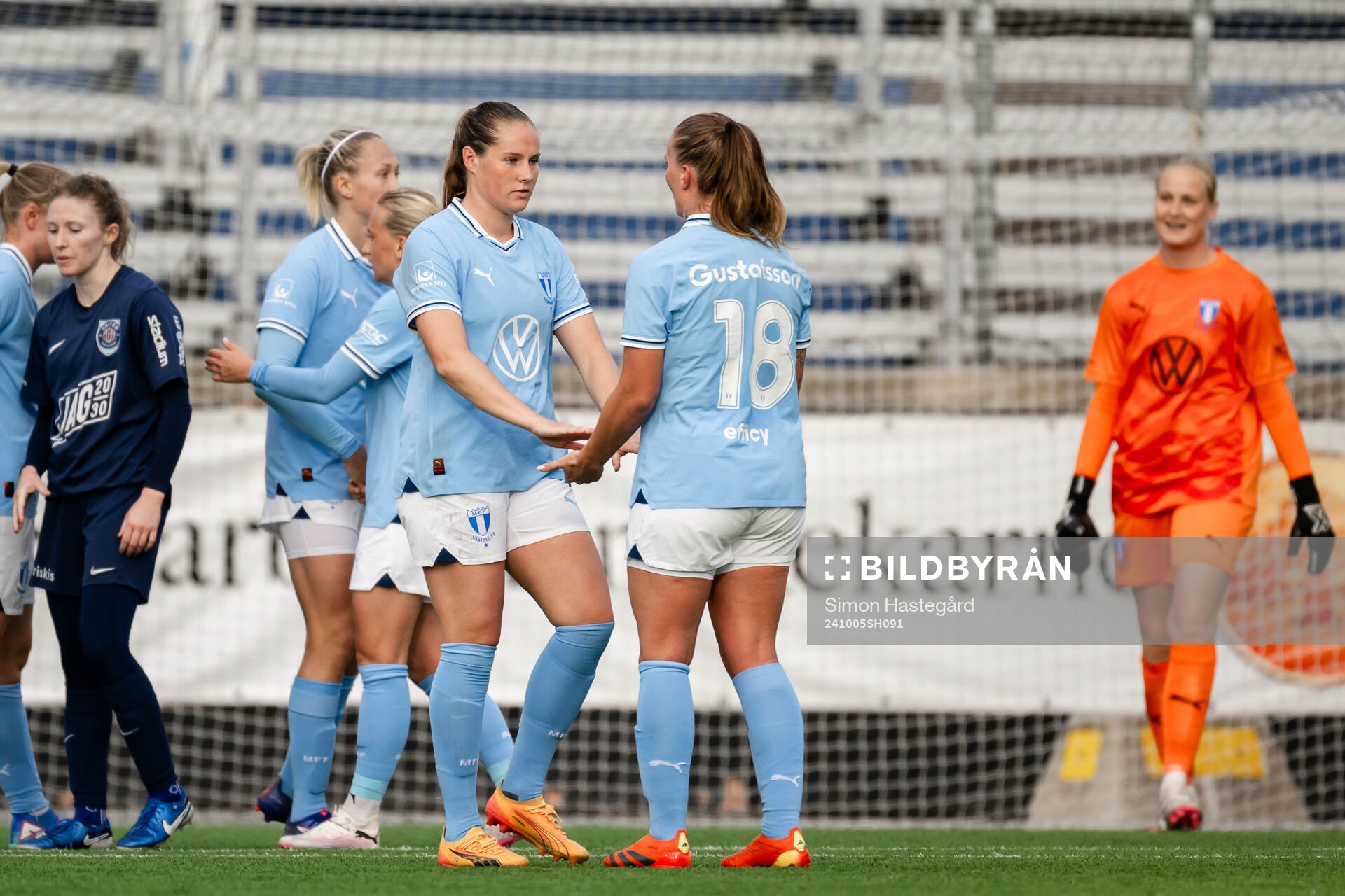 Malmö FFs Linnea Svensson och Lovisa Gustafsson jublar