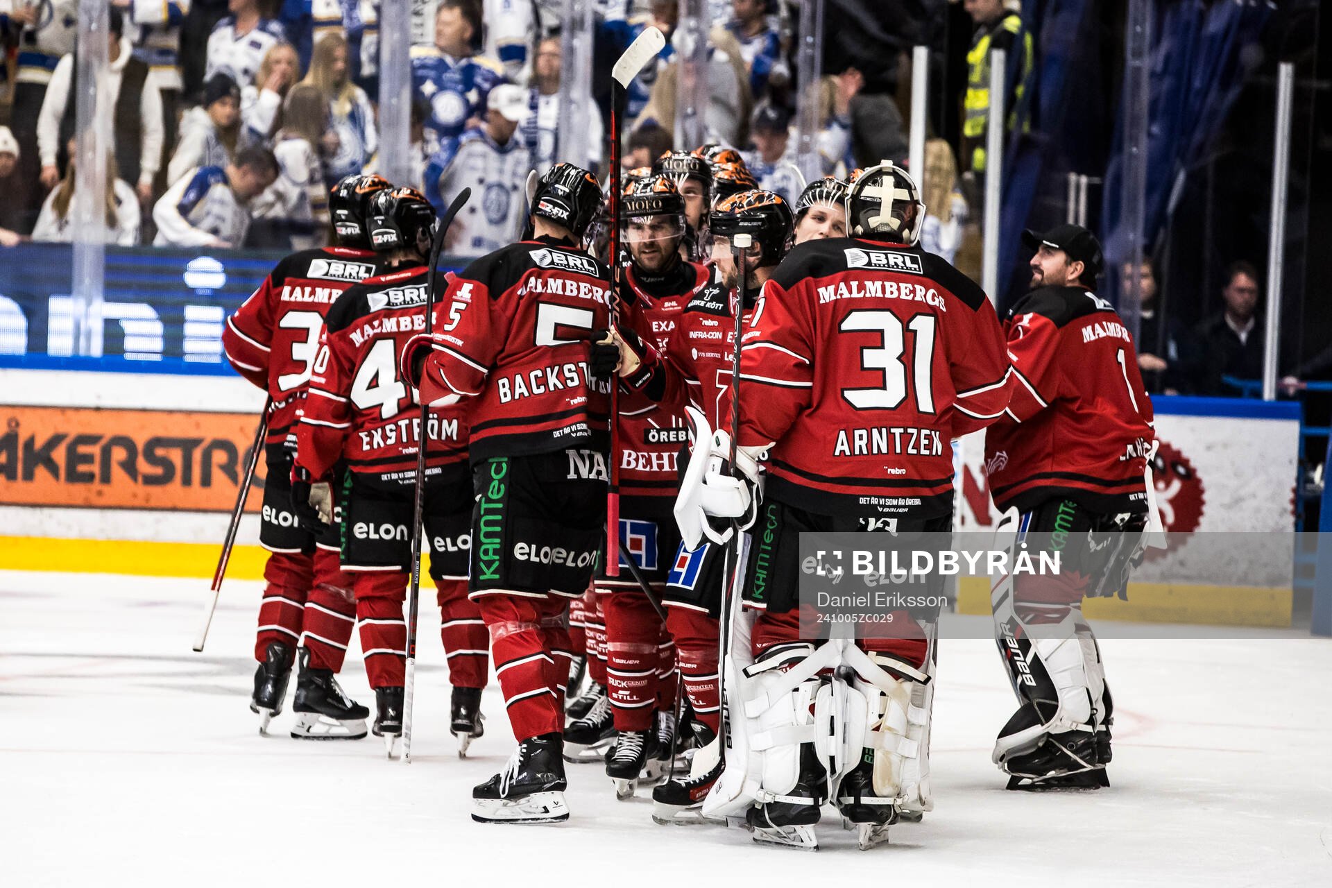 Örebros spelarna jublar