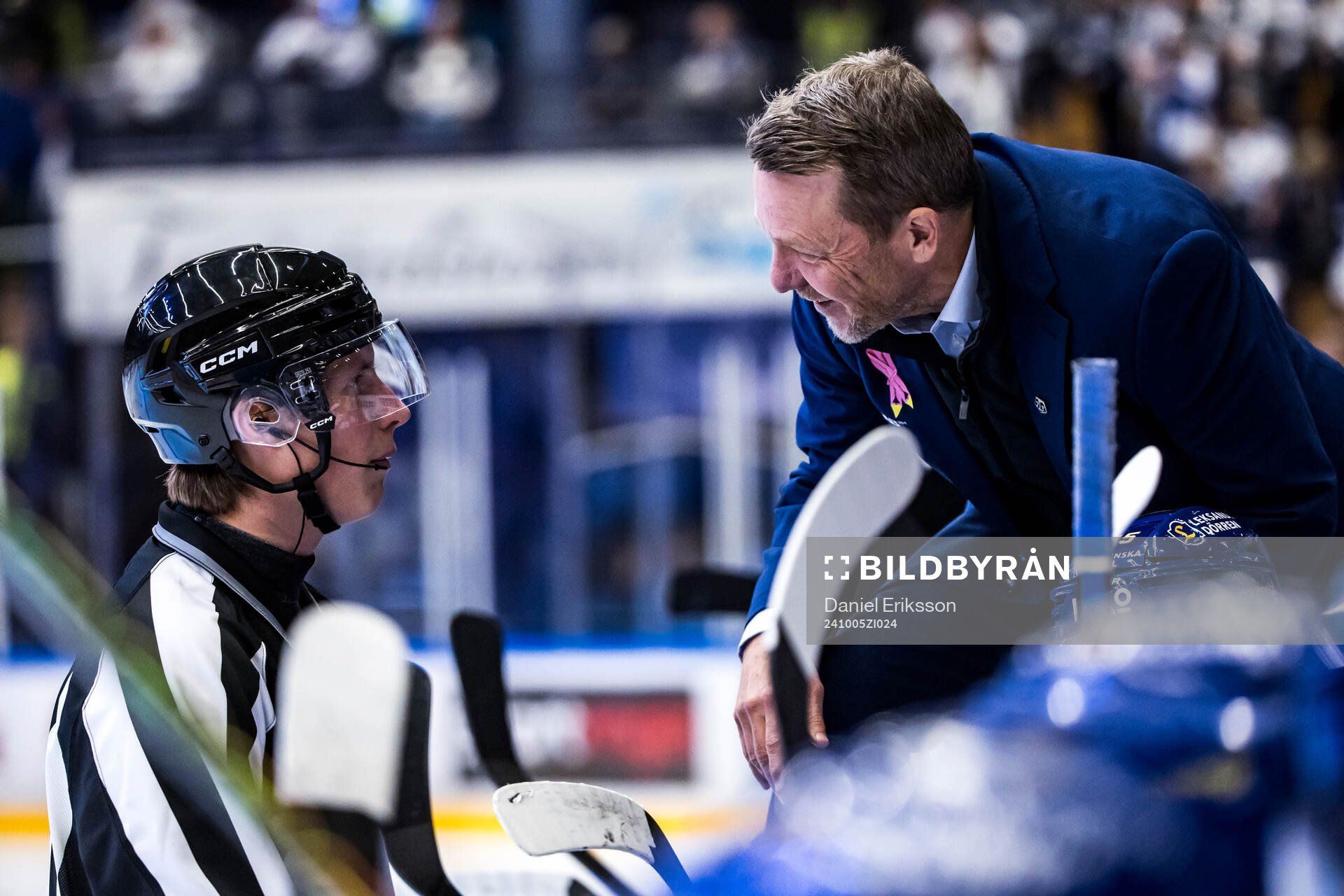 Linjedomare Rasmus Strömberg och Leksands tränare Charles
