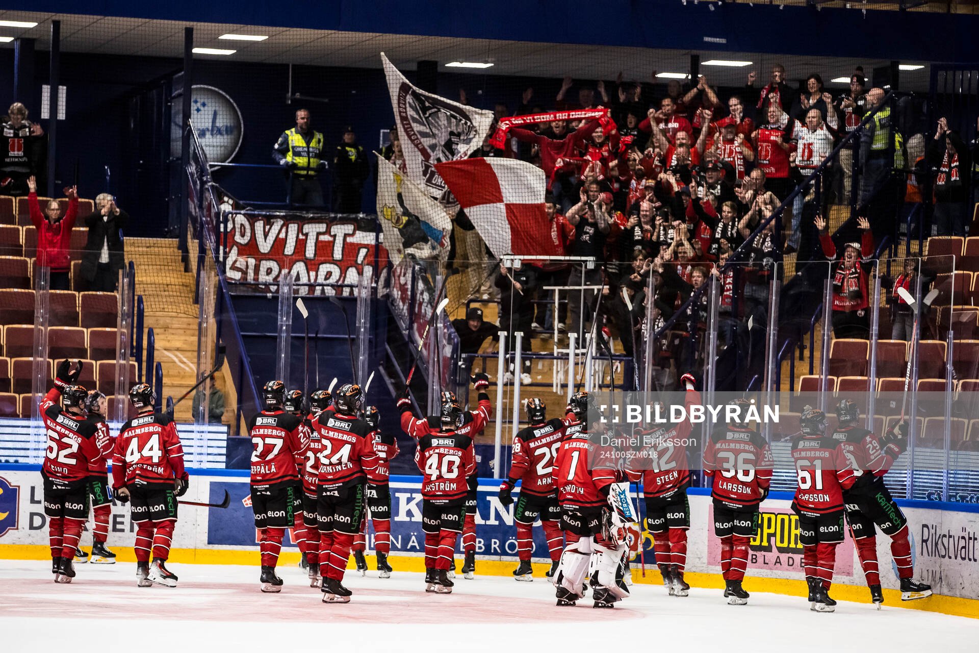Örebros spelarna jublar