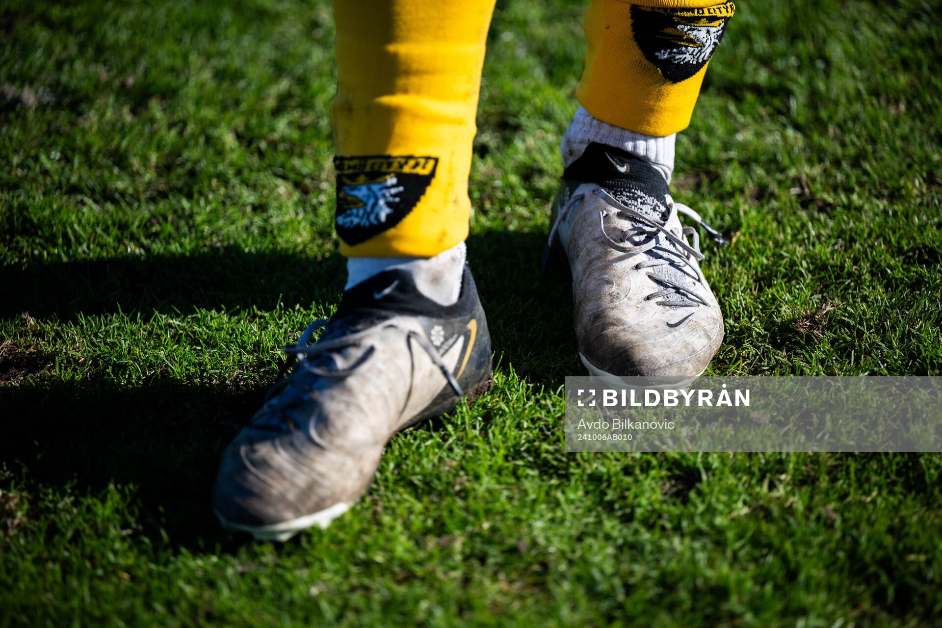 Malmö Citys Oscar Jägare fotbollsskor under fotbollsmatchen i Division 4 Sydvästra Skåne mellan Bunkeflo FF och Malmö City den 6 oktober 2024 i Malmö.