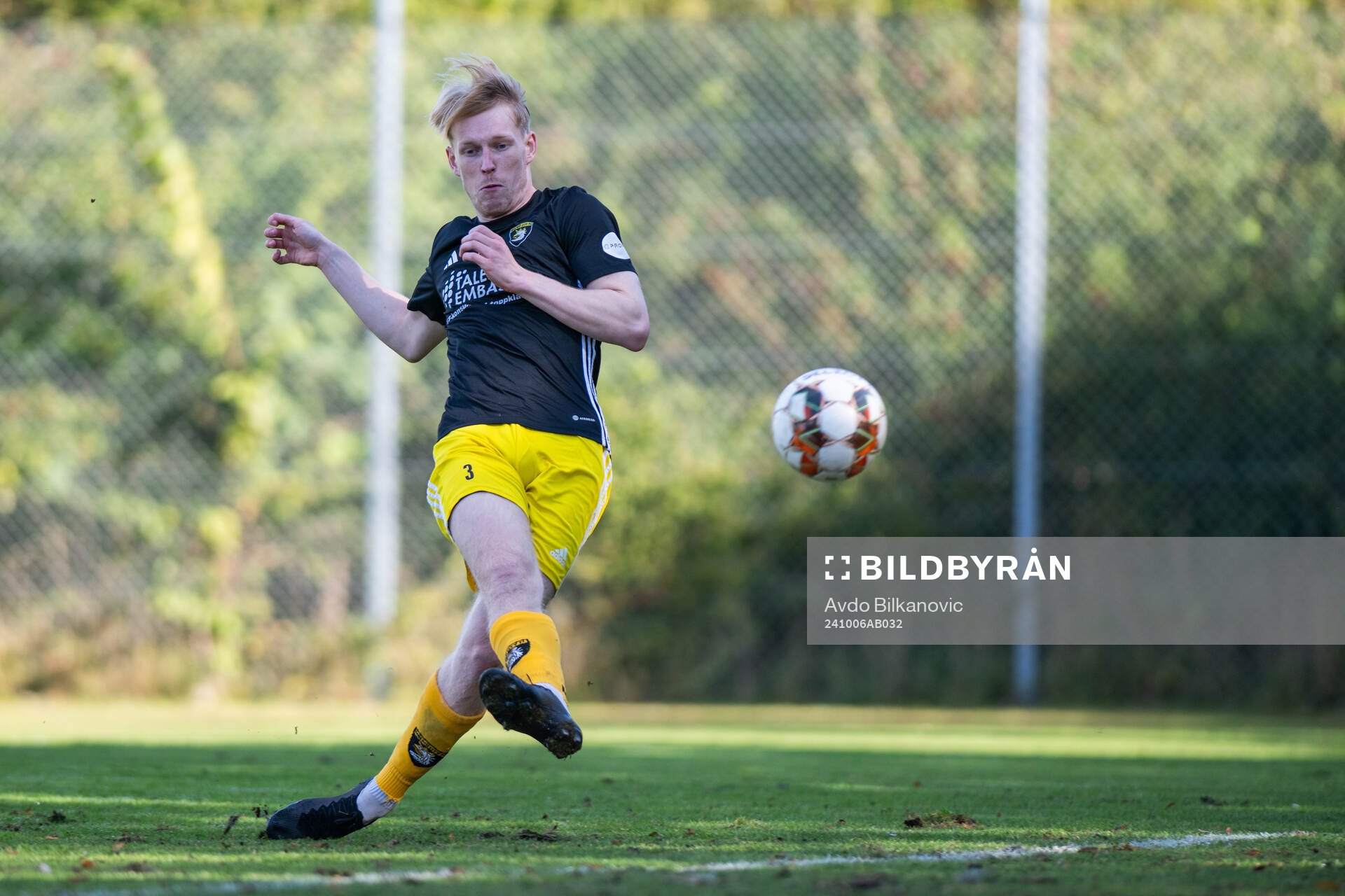 Malmö Citys Noa Sällberg gör måla bakom Bunkeflos målvakt Hugo Andersson under fotbollsmatchen i Division 4 Sydvästra Skåne mellan Bunkeflo FF och Malmö City den 6 oktober 2024 i Malmö.