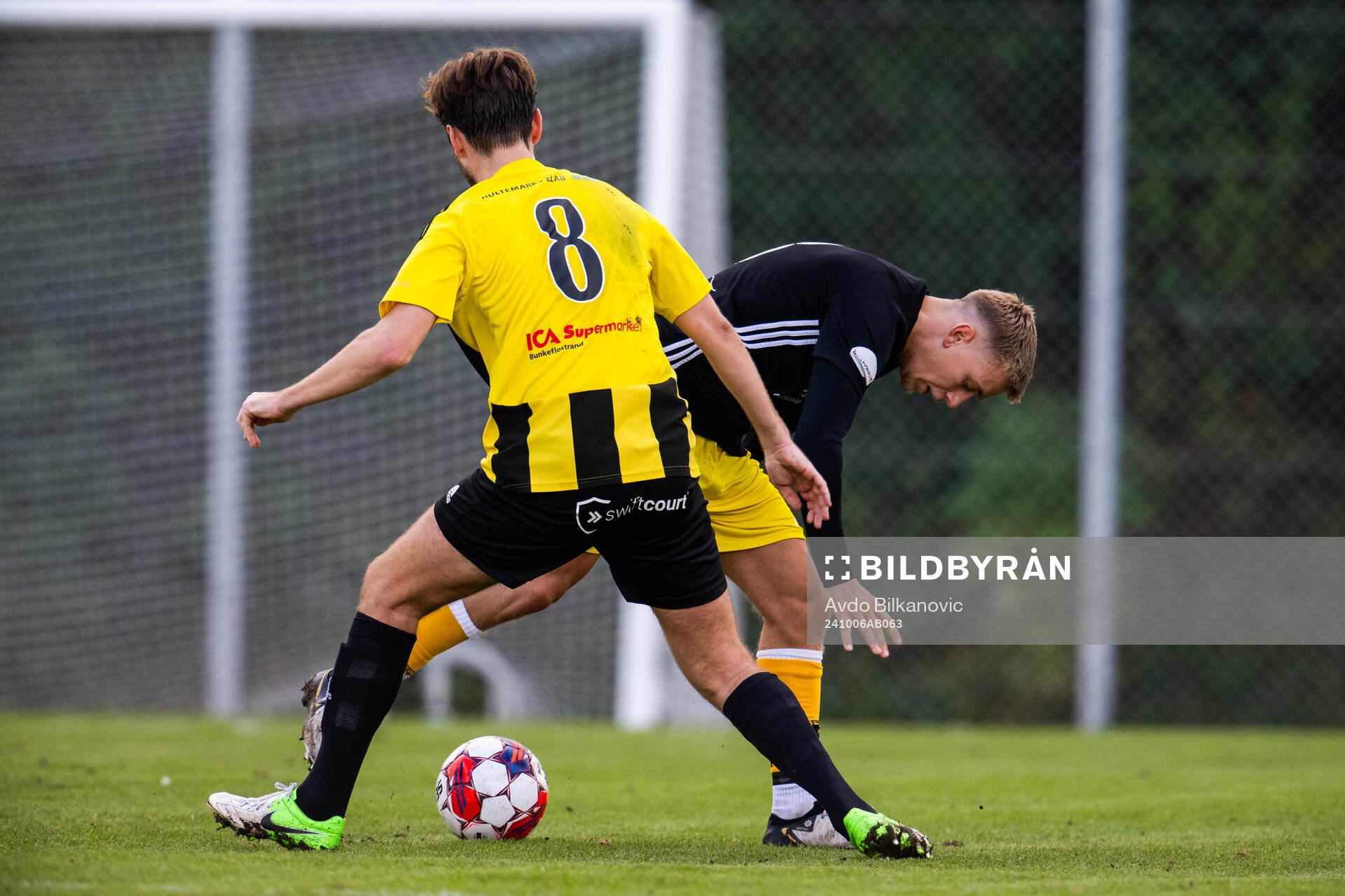 Bunkeflos Jacob Pressing mot Malmö Citys Oscar Jägare under fotbollsmatchen i Division 4 Sydvästra Skåne mellan Bunkeflo FF och Malmö City den 6 oktober 2024 i Malmö. 