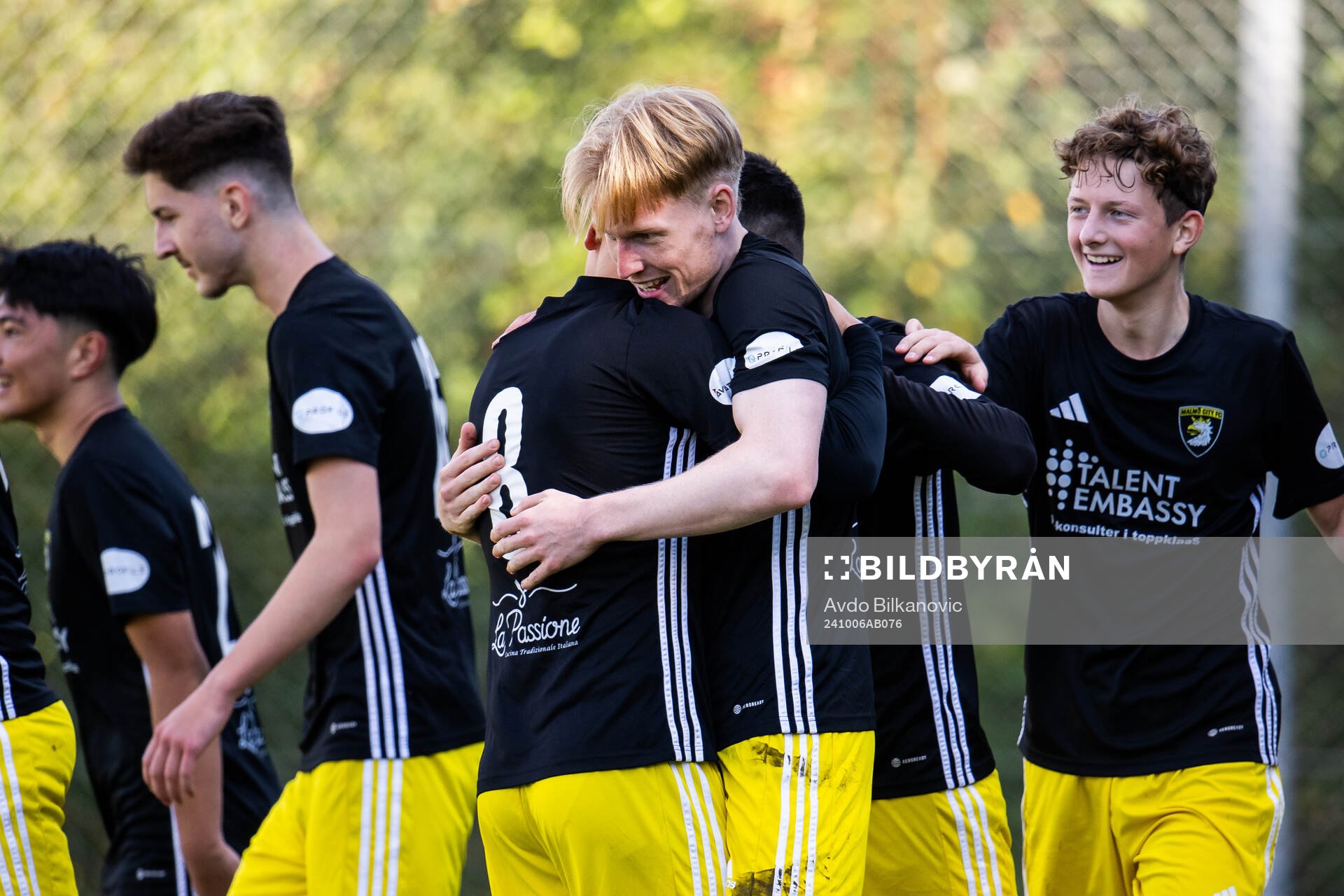 Malmö Citys Oscar Jägare och Noa Sällberg jublar