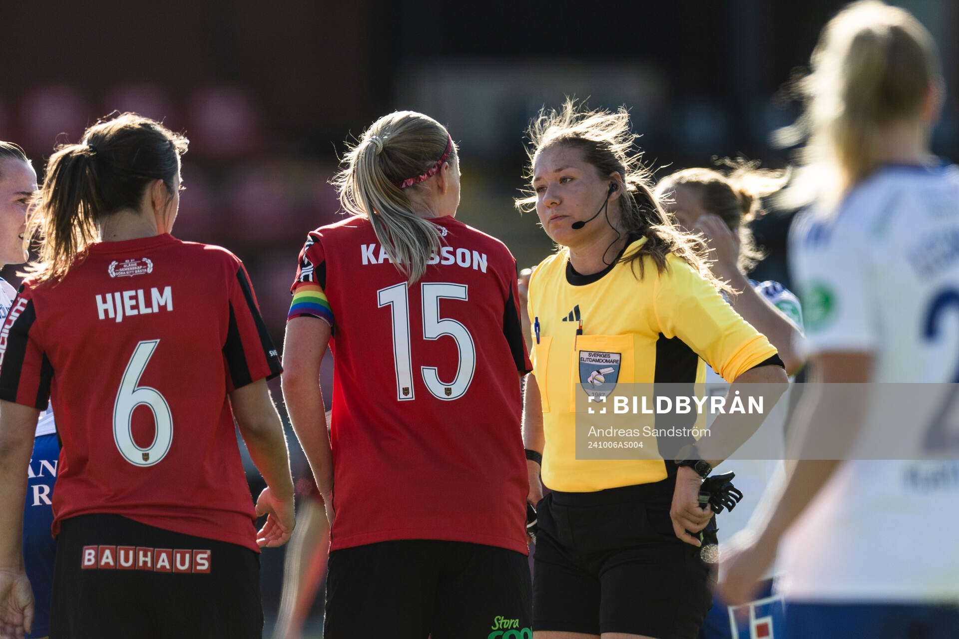 Brommapojkarnas Elsa Karlsson i diskussion med Domare