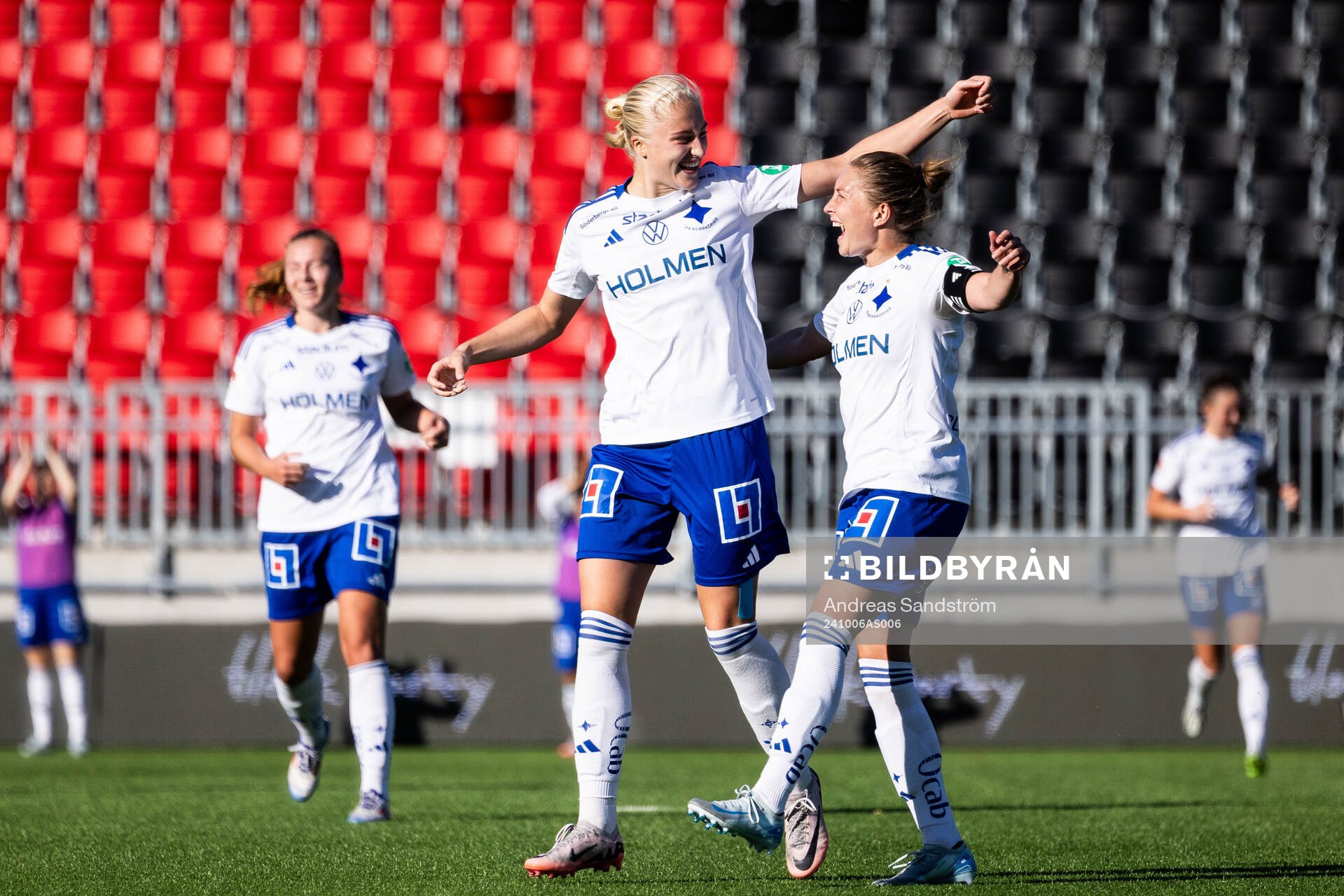 IFK Norrköpings Wilma Leidhammar jublar med Fanny Andersson