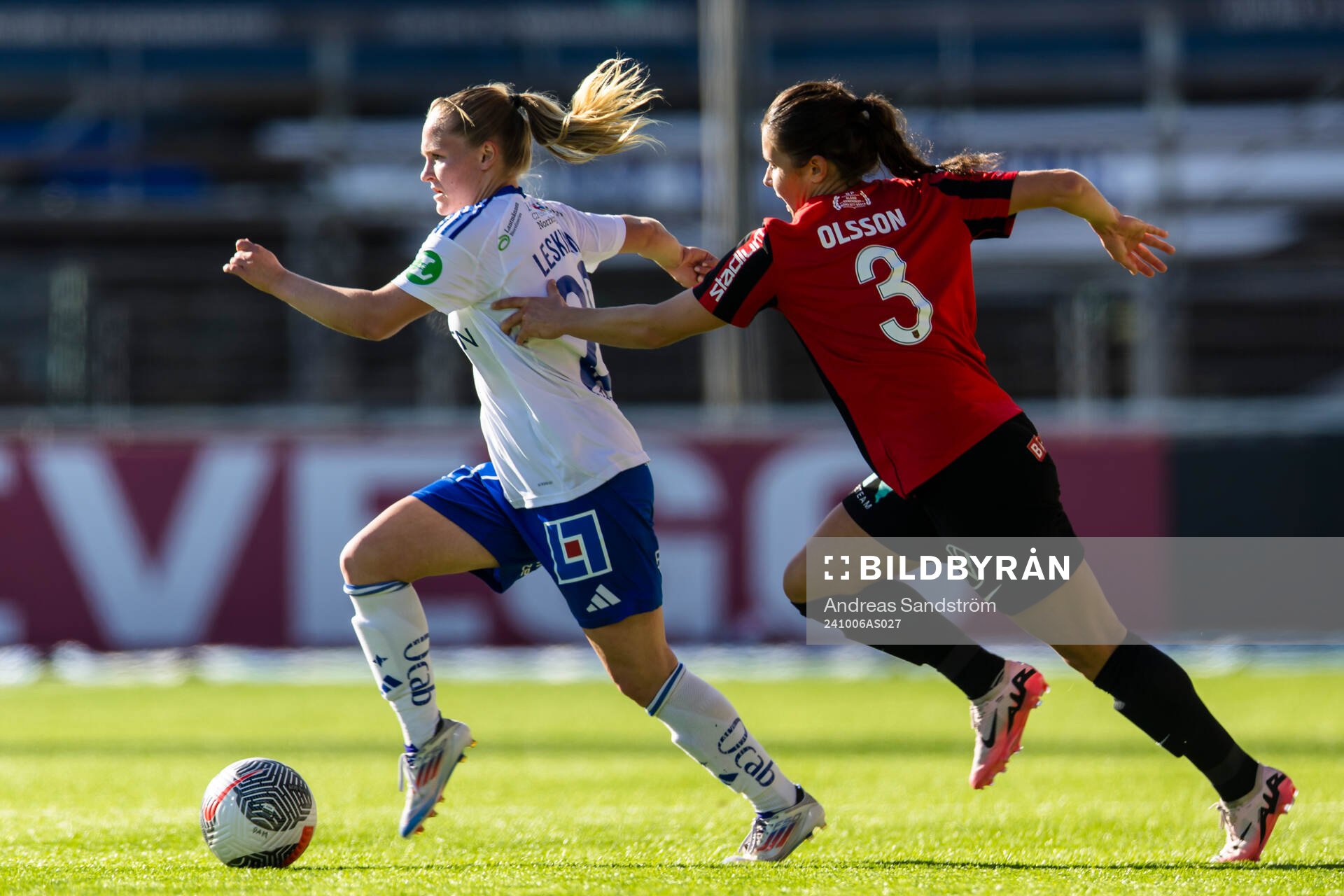 IFK Norrköpings Dana Leskinen jagas av Brommapojkarnas
