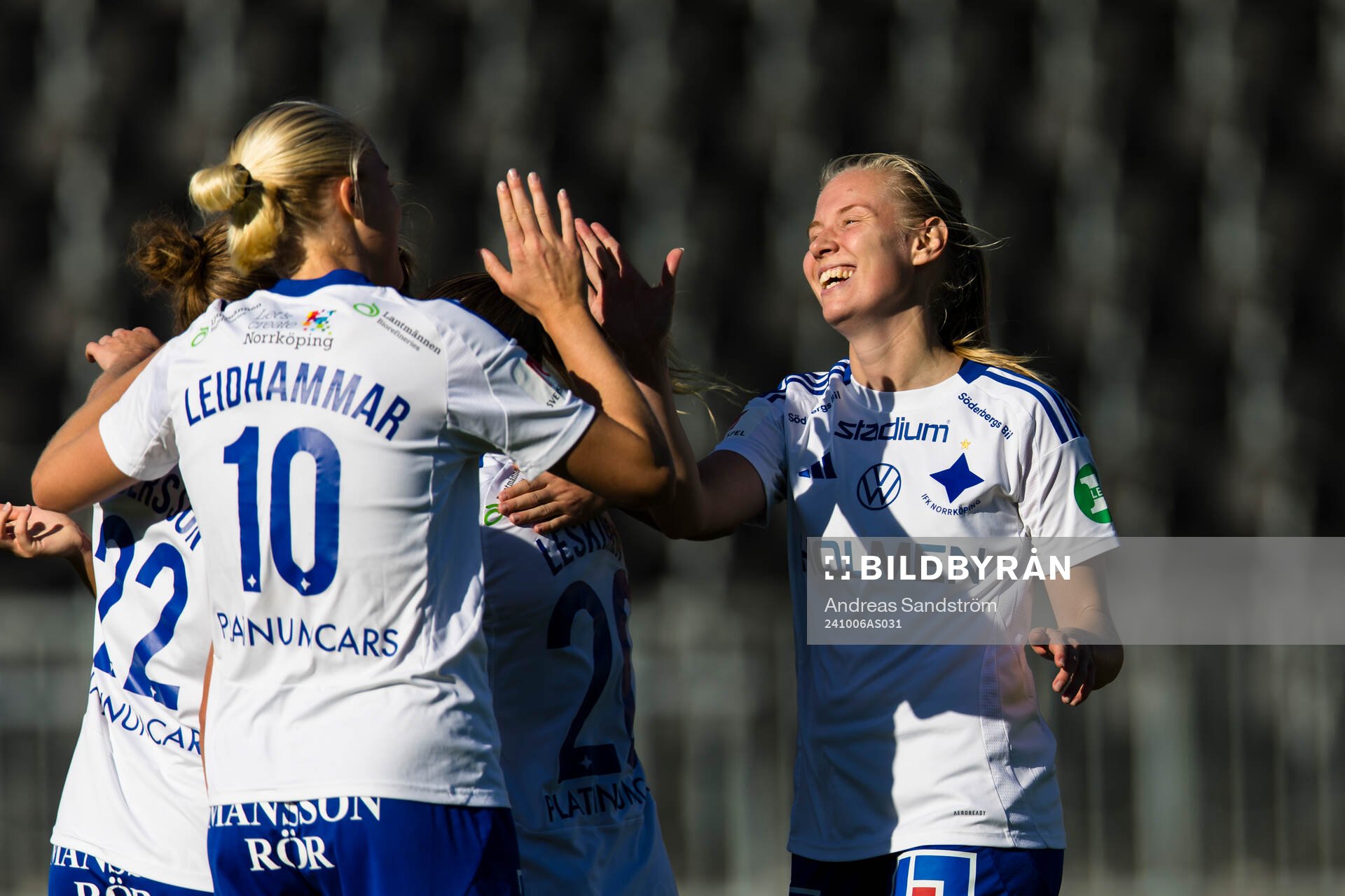 IFK Norrköpings Wilma Leidhammar gör 0-1 och gratuleras