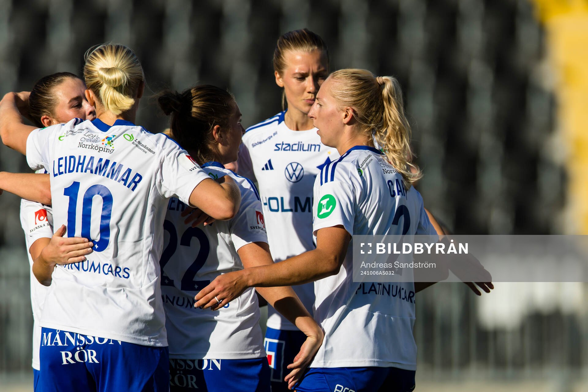 IFK Norrköpings Wilma Leidhammar gör 0-1 och gratuleras