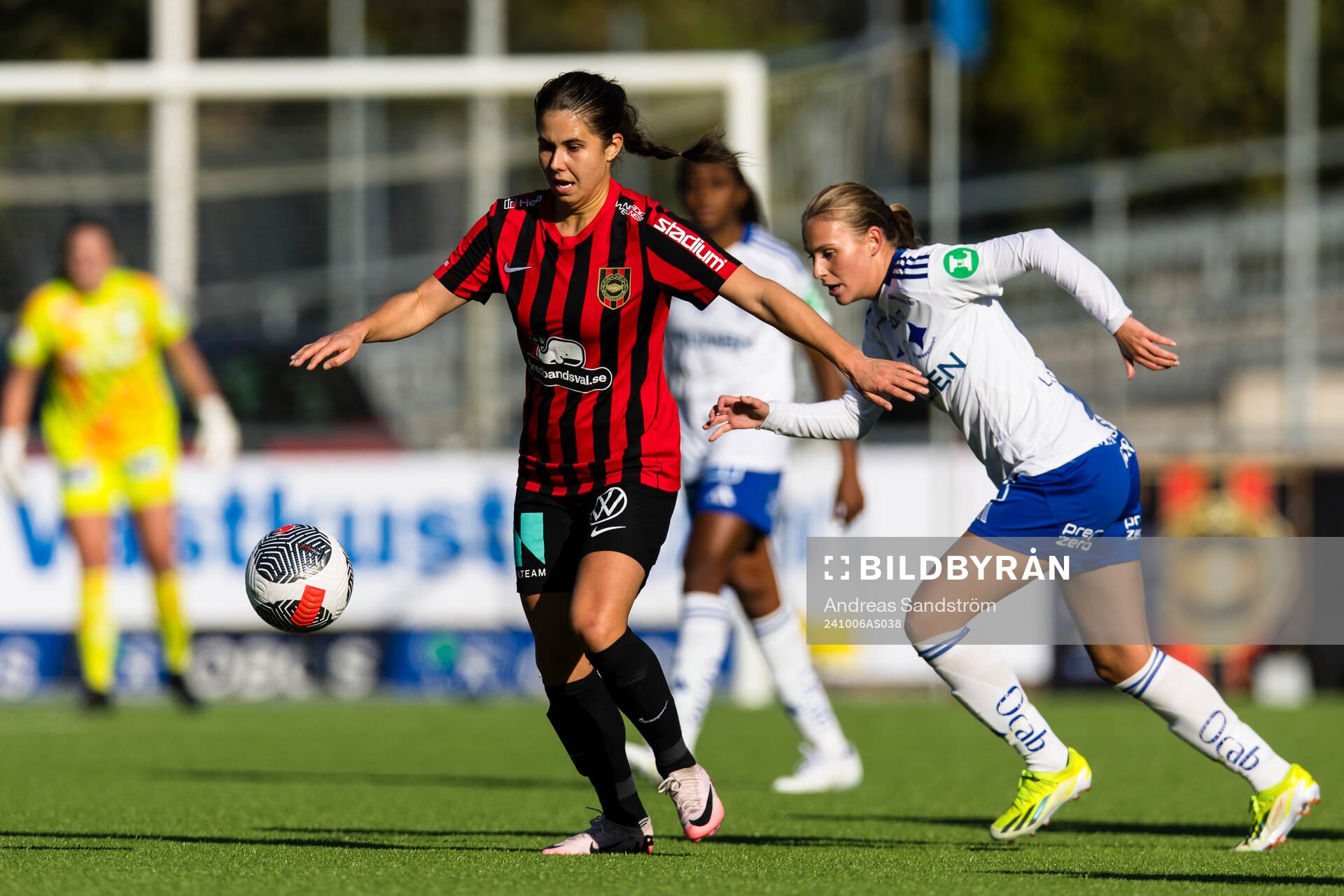 Brommapojkarnas Julia Olsson jagas av IFK Norrköpings Elsa