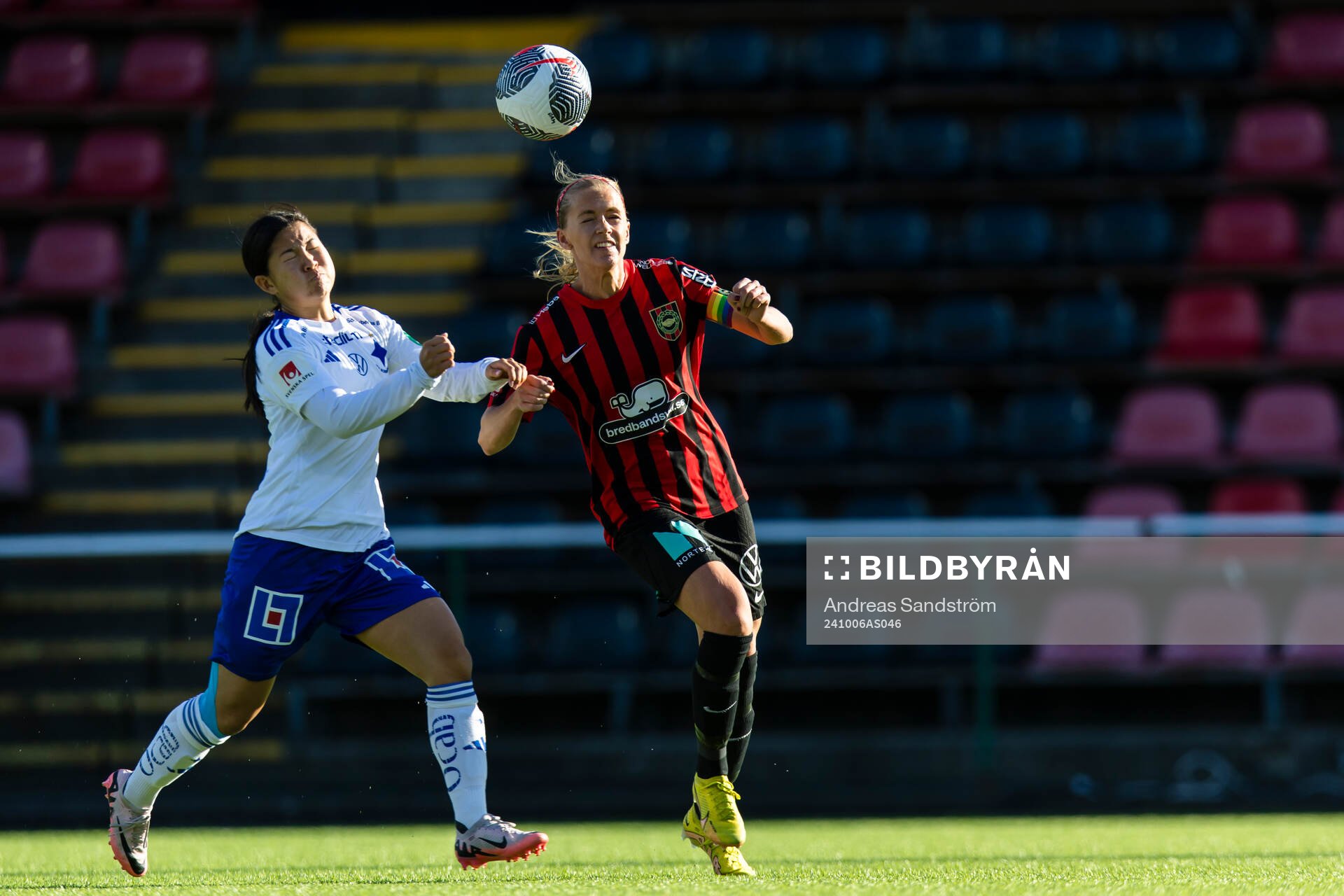 IFK Norrköpings Viktoria Veber i kamp om bollen med Brommapojkarnas Elsa Karlsson under fotbollsmatchen i Damallsvenskan mellan Brommapojkarna och IFK Norrköping den 6 oktober 2024 i Stockholm.