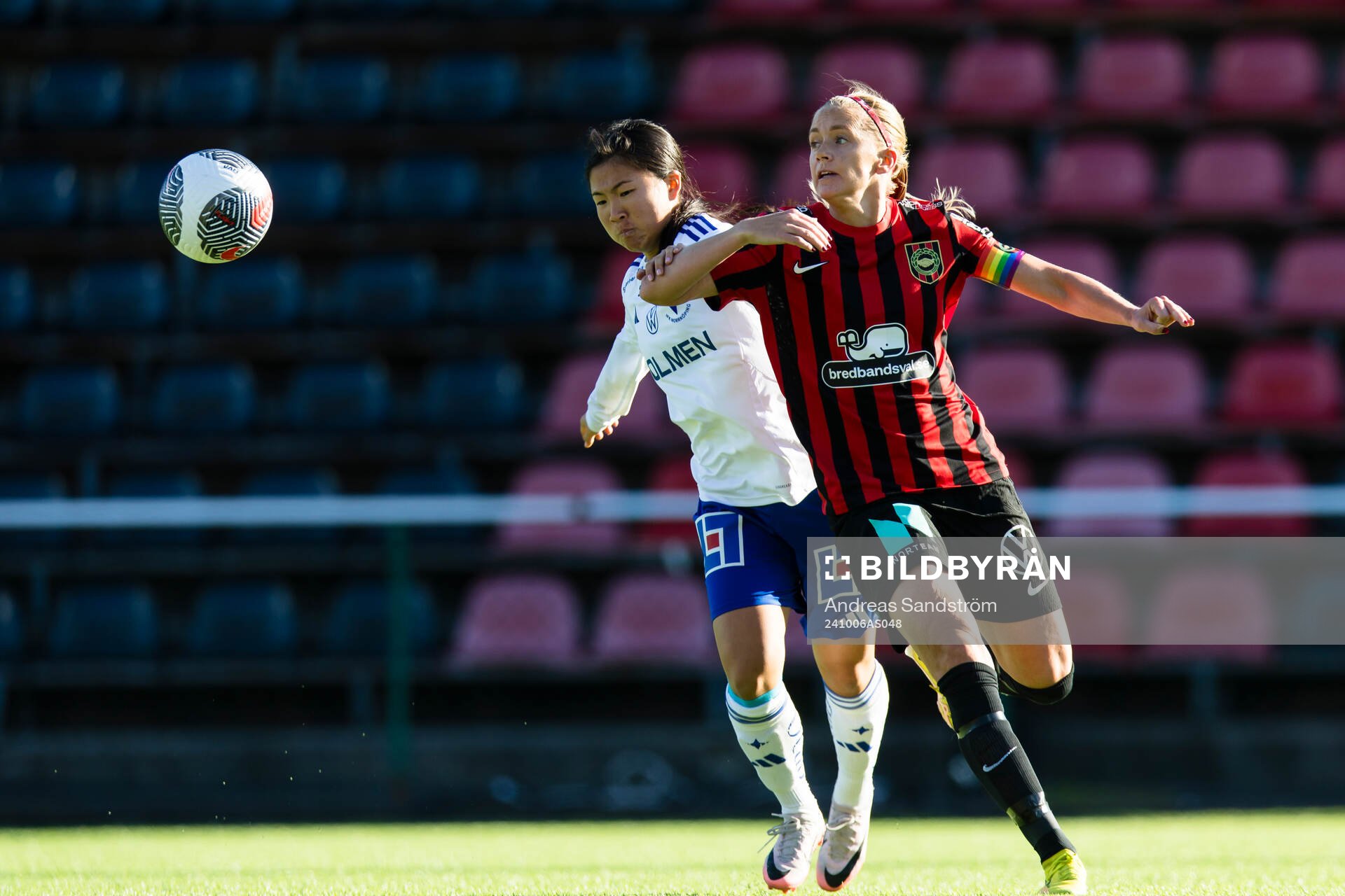 IFK Norrköpings Viktoria Veber i kamp om bollen med Brommapojkarnas Elsa Karlsson under fotbollsmatchen i Damallsvenskan mellan Brommapojkarna och IFK Norrköping den 6 oktober 2024 i Stockholm.