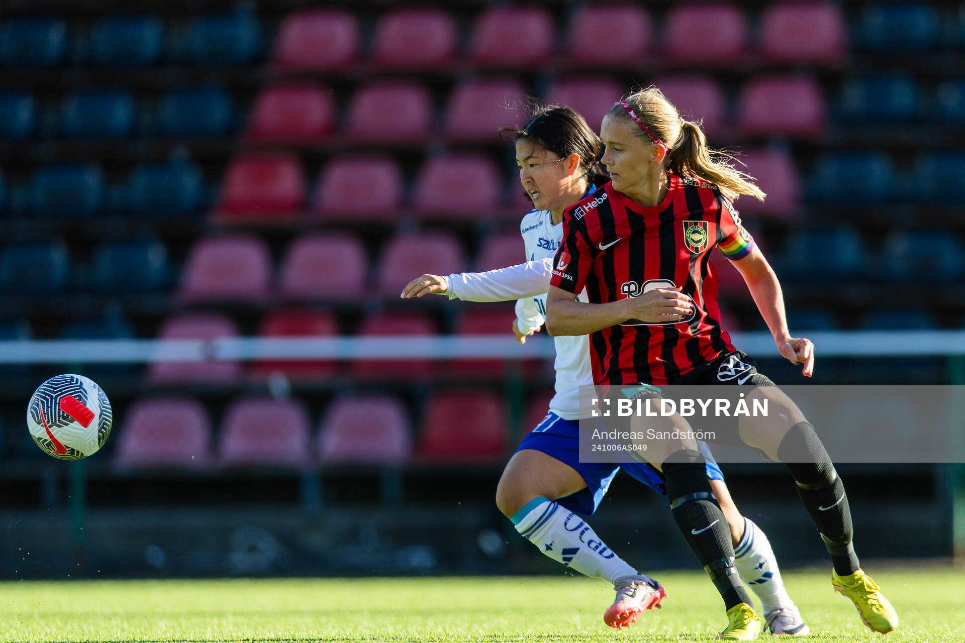 IFK Norrköpings Viktoria Veber i kamp om bollen med
