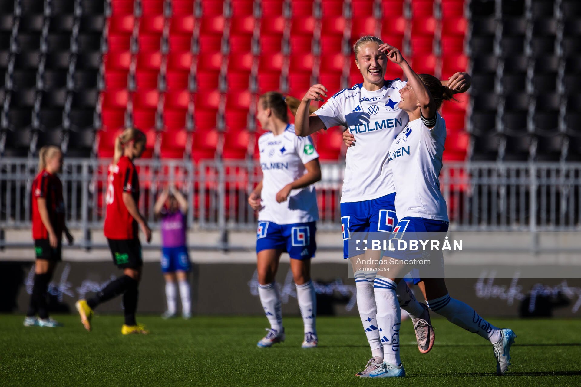 IFK Norrköpings Wilma Leidhammar (v) gör 0-1 och gratuleras av Fanny Andersson under fotbollsmatchen i Damallsvenskan mellan Brommapojkarna och IFK Norrköping den 6 oktober 2024 i Stockholm.