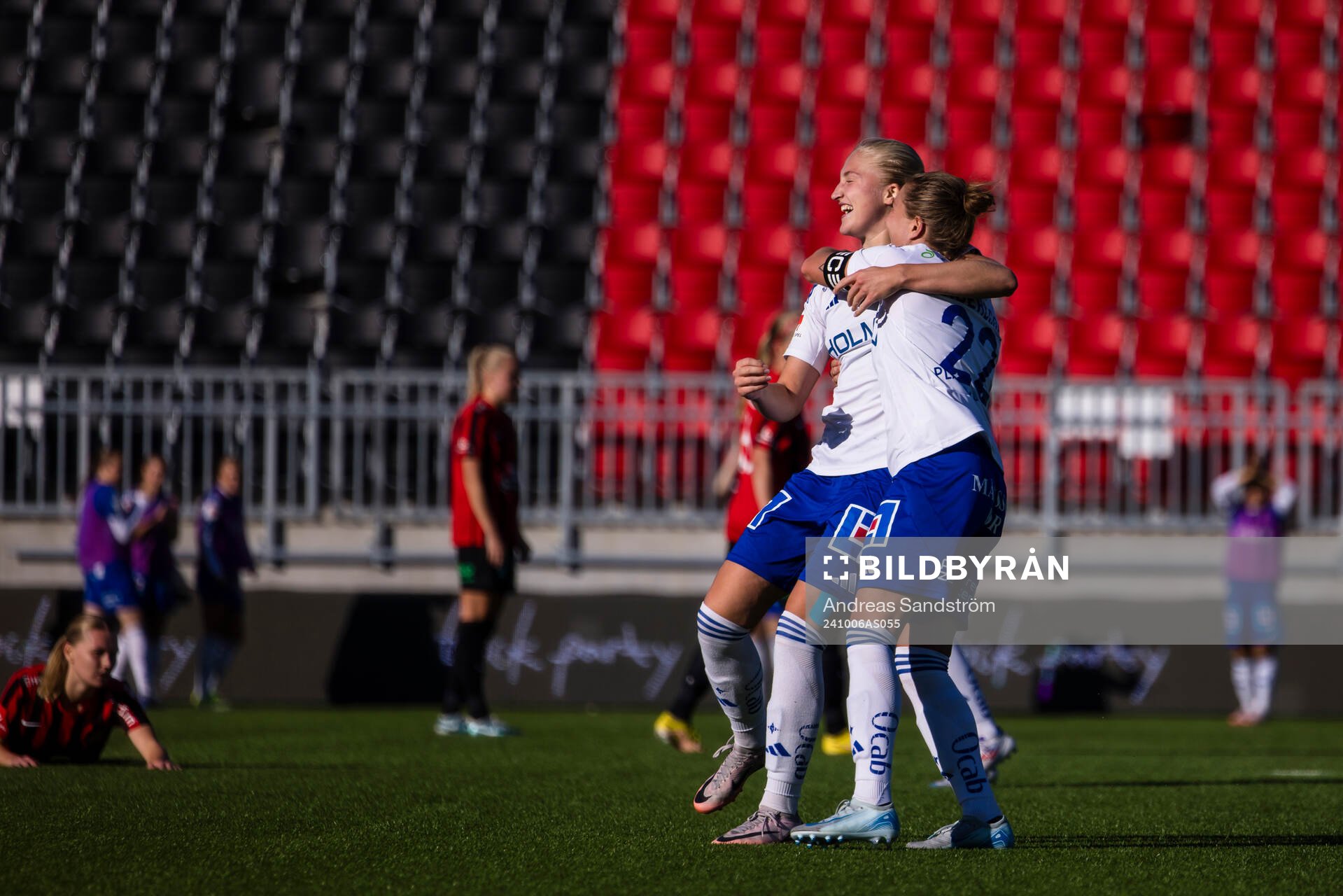IFK Norrköpings Wilma Leidhammar (v) gör 0-1 och gratuleras av Fanny Andersson under fotbollsmatchen i Damallsvenskan mellan Brommapojkarna och IFK Norrköping den 6 oktober 2024 i Stockholm.