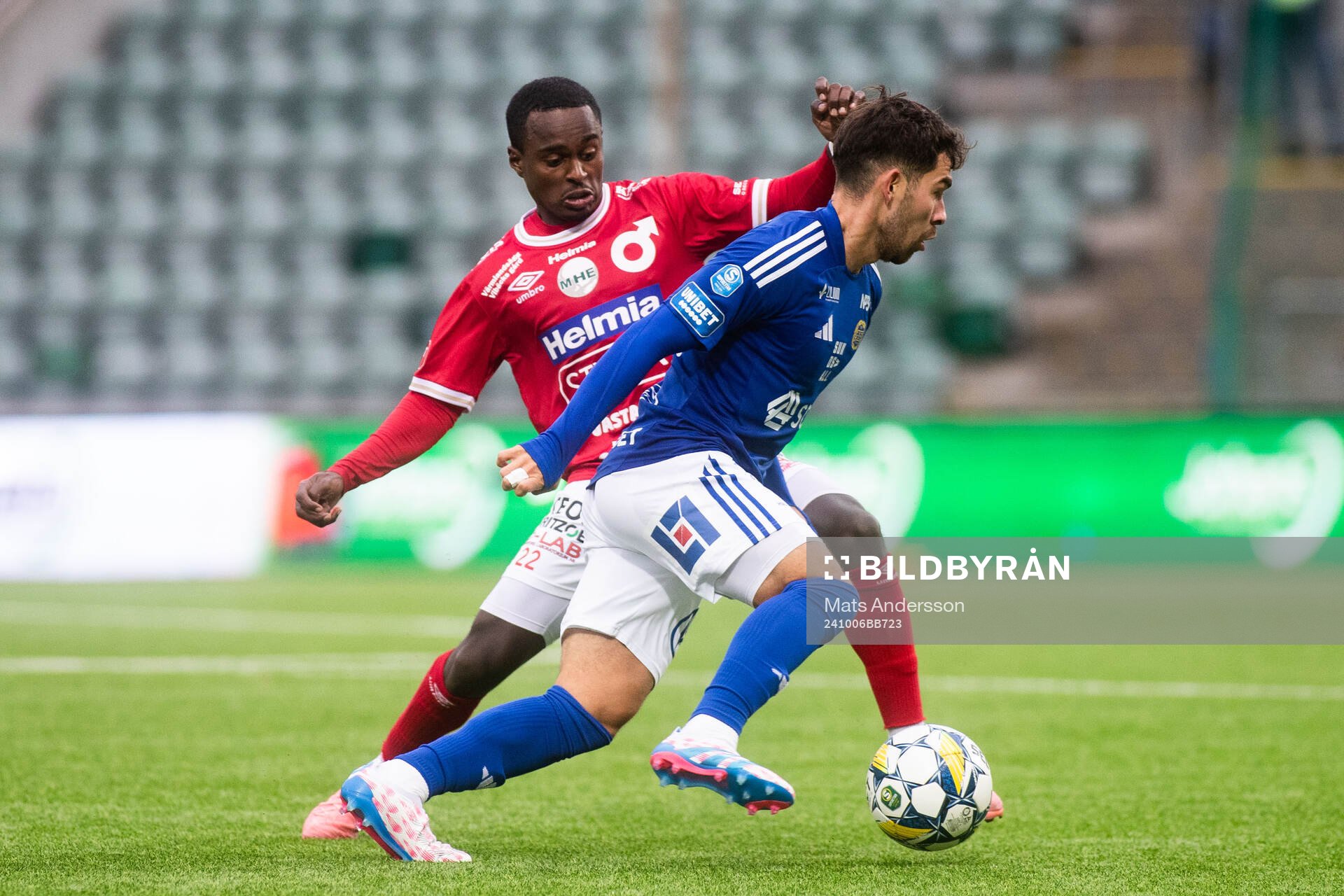 Degerfors Nahom Girmai Netabay och GIF Sundsvalls Marcelo Palomino under fotbollsmatchen i Superettan mellan GIF Sundsvall och Degerfors den 6 oktober 2024 i Sundsvall.