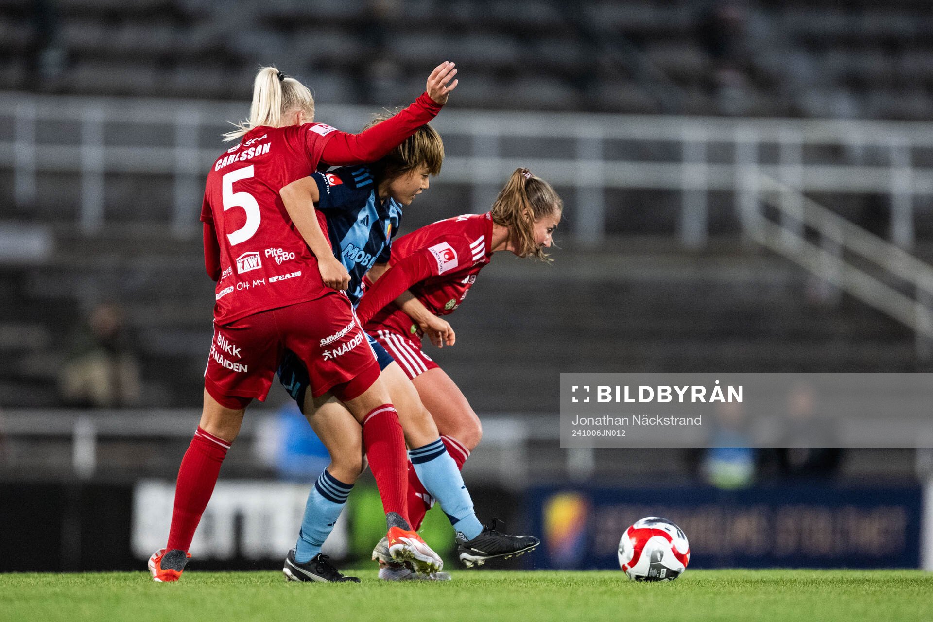 Djurgårdens Shinomi Koyama mot Piteås Wilma Carlsson och