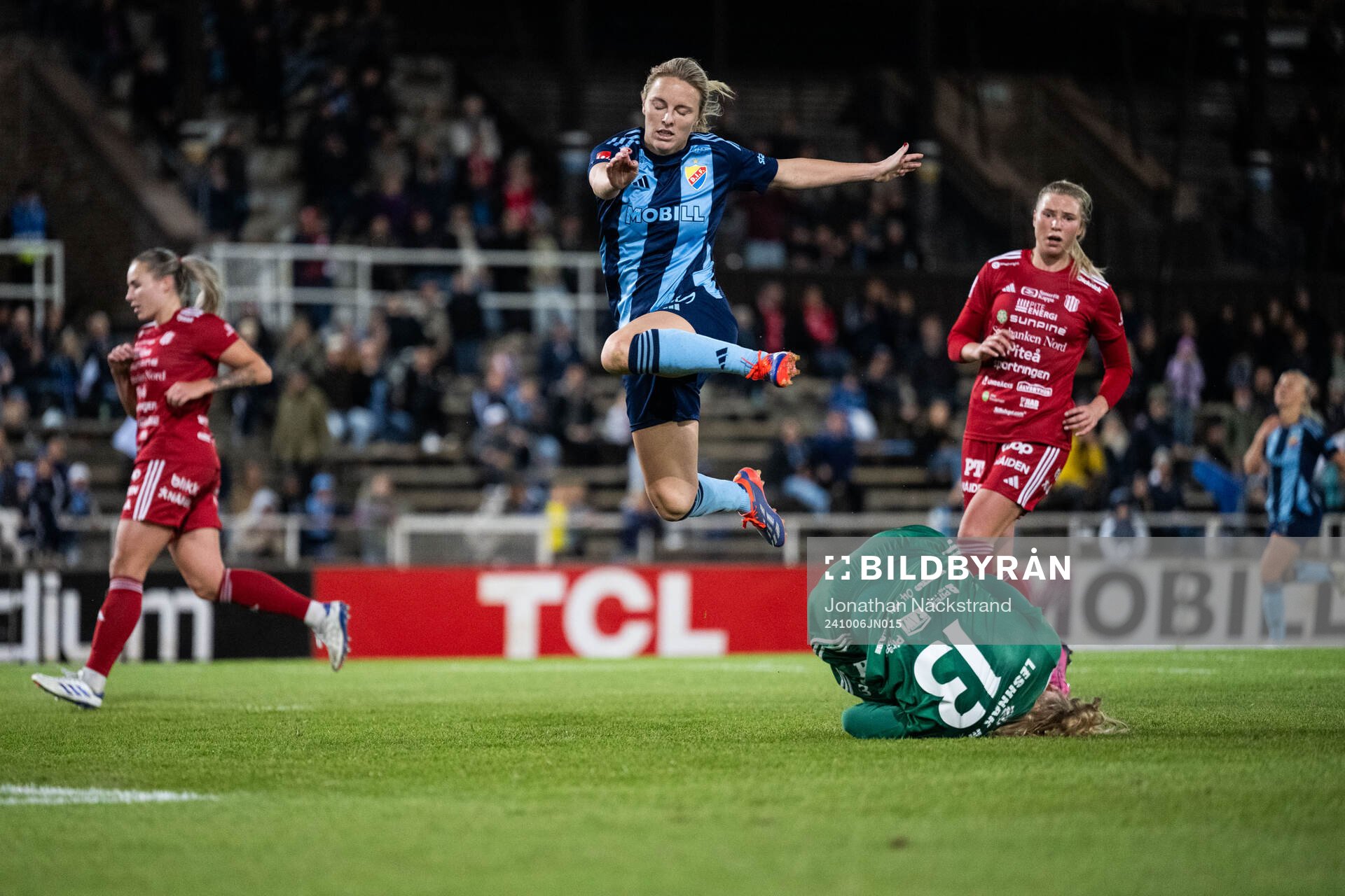 Djurgårdens Mimmi Larsson och Piteås målvakt Samantha