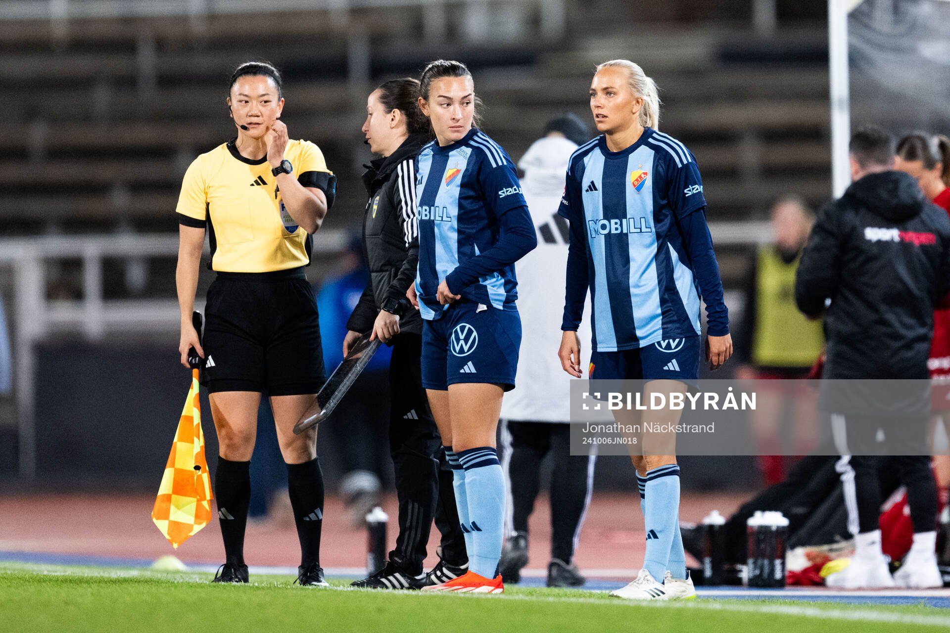 Djurgårdens Lucia Duras och Sara Lilja Vidlund byts in under fotbollsmatchen i Damallsvenskan mellan Djurgården och Piteå den 6 oktober 2024 i Stockholm.
