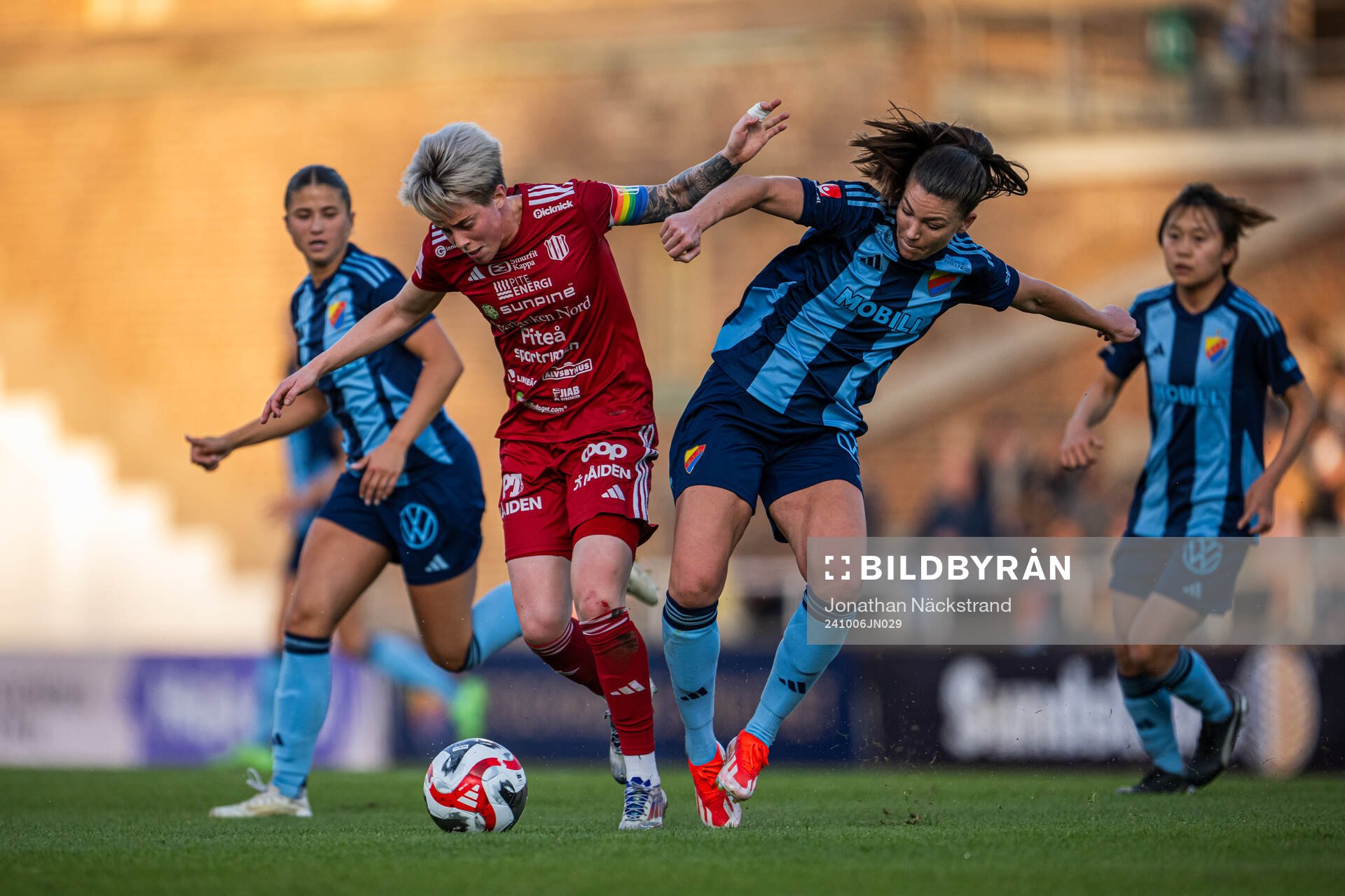Piteås Cecilia Edlund och Djurgårdens Pauline Hammarlund