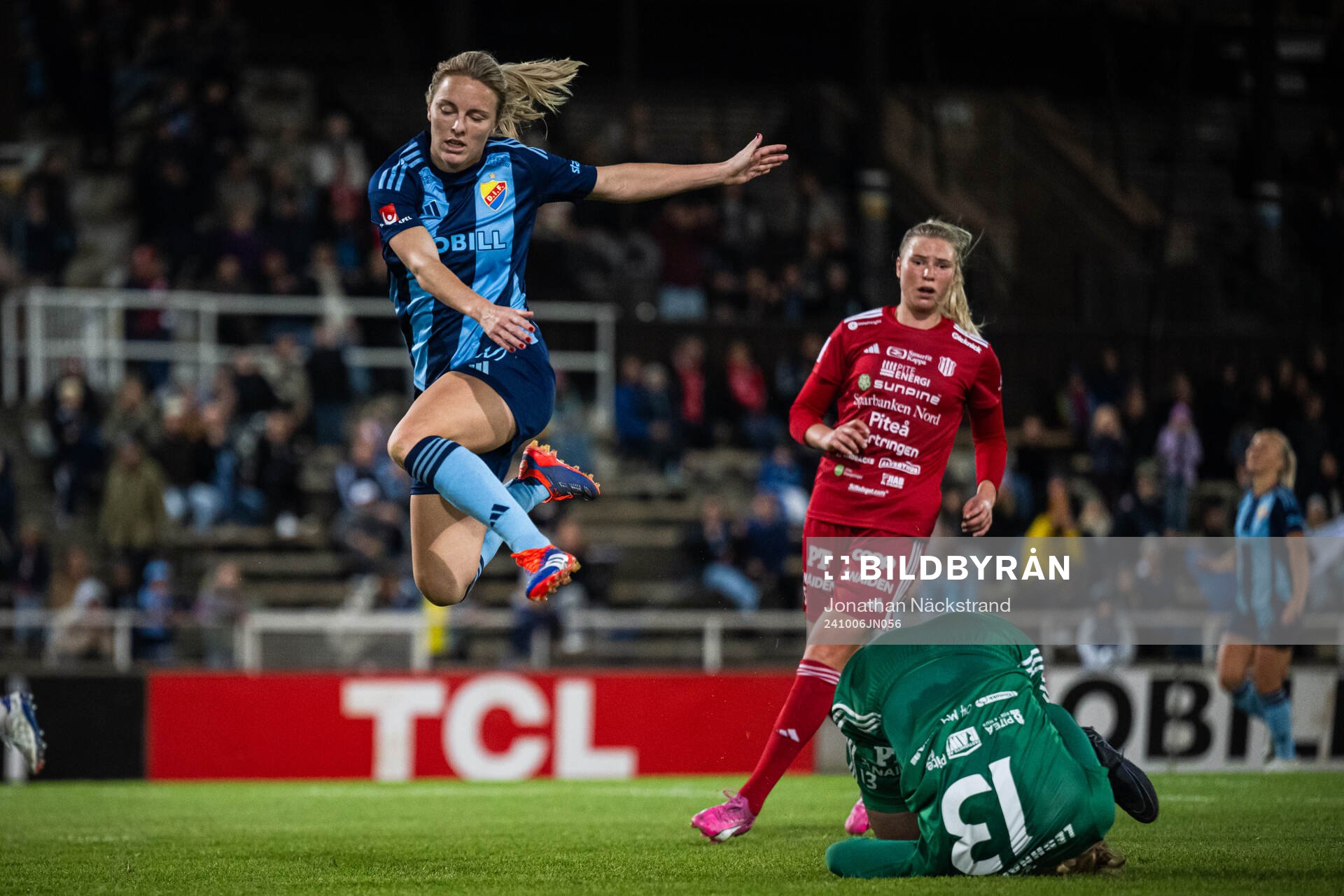 Djurgårdens Mimmi Larsson och Piteås målvakt Samantha