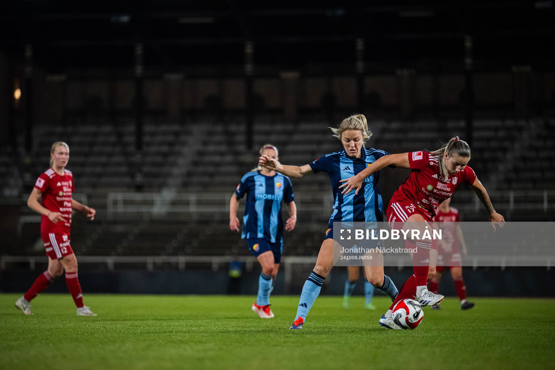 Djurgårdens Mimmi Larsson och Piteås Selina Henriksson