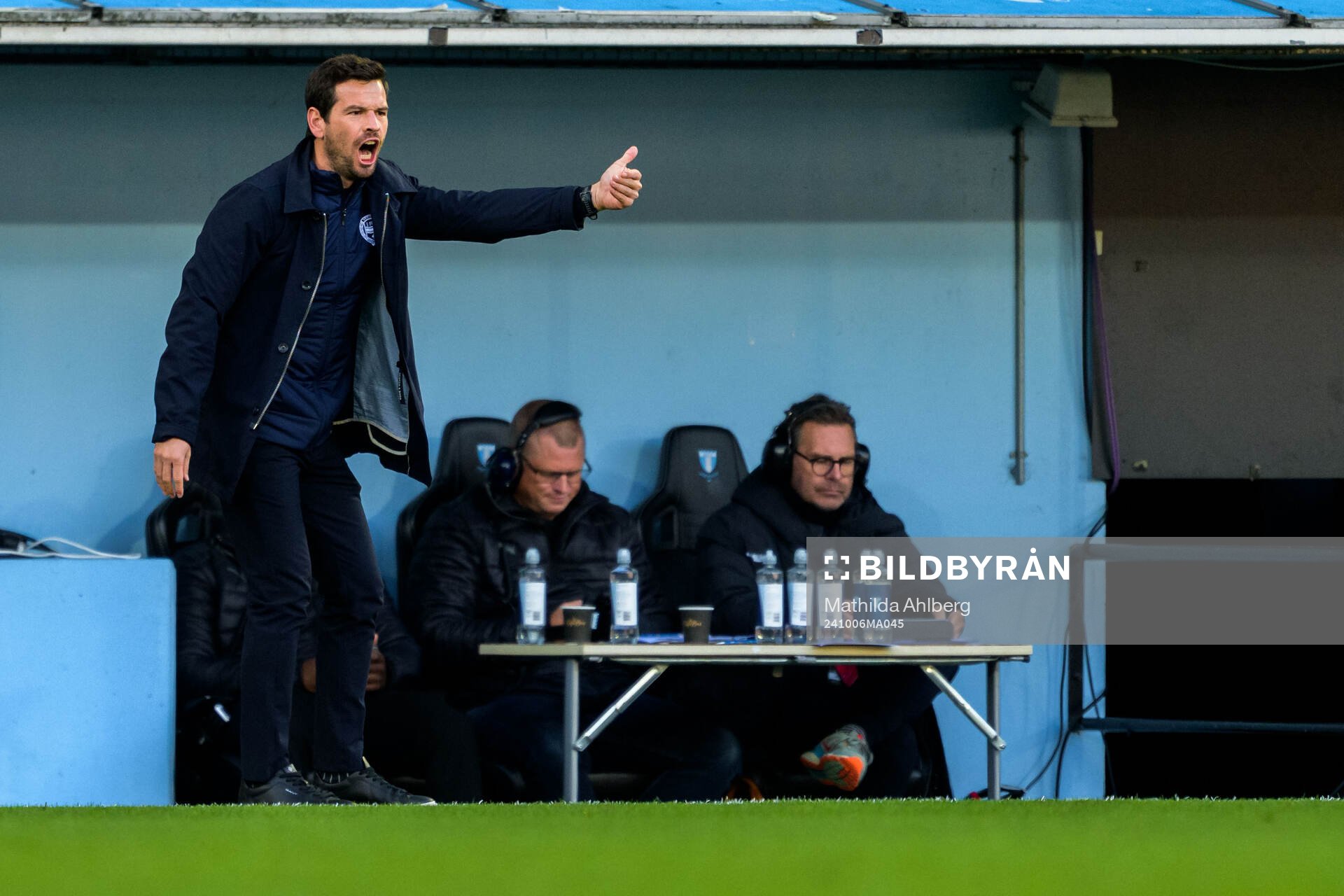 Värnamos tränare Ferran Sibila under fotbollsmatchen i Allsvenskan mellan Malmö FF och Värnamo den 6 oktober 2024 i Malmö. 