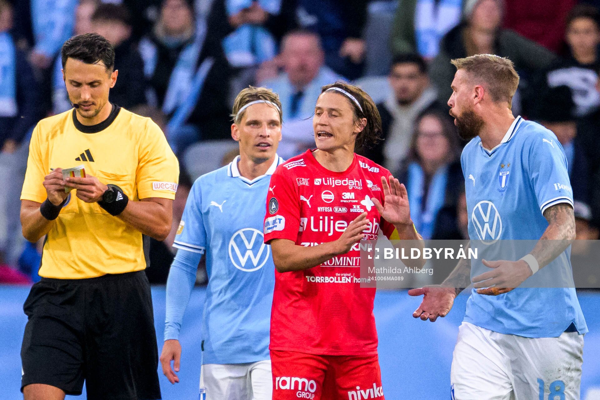 Värnamos Simon Thern och Malmö FFs Pontus Jansson under fotbollsmatchen i Allsvenskan mellan Malmö FF och Värnamo den 6 oktober 2024 i Malmö.