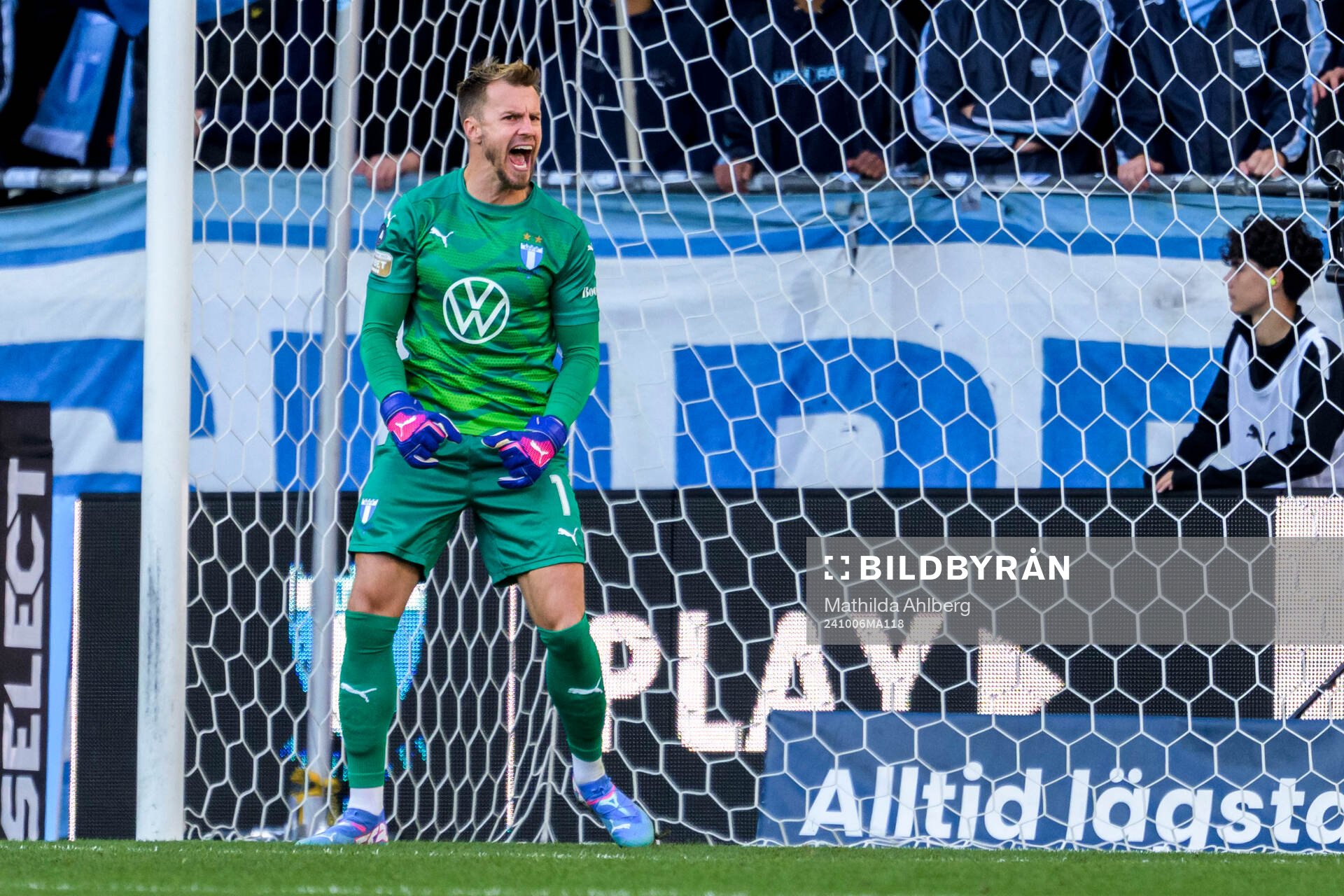 Malmö FFs målvakt Ricardo Friedrich reagerar