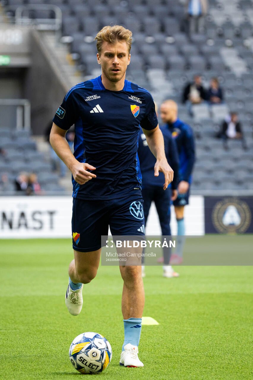 Djurgårdens Rasmus Schuller under uppvärmningen inför fotbollsmatchen i Allsvenskan mellan Djurgården och Kalmar den 6 oktober 2024 i Stockholm.