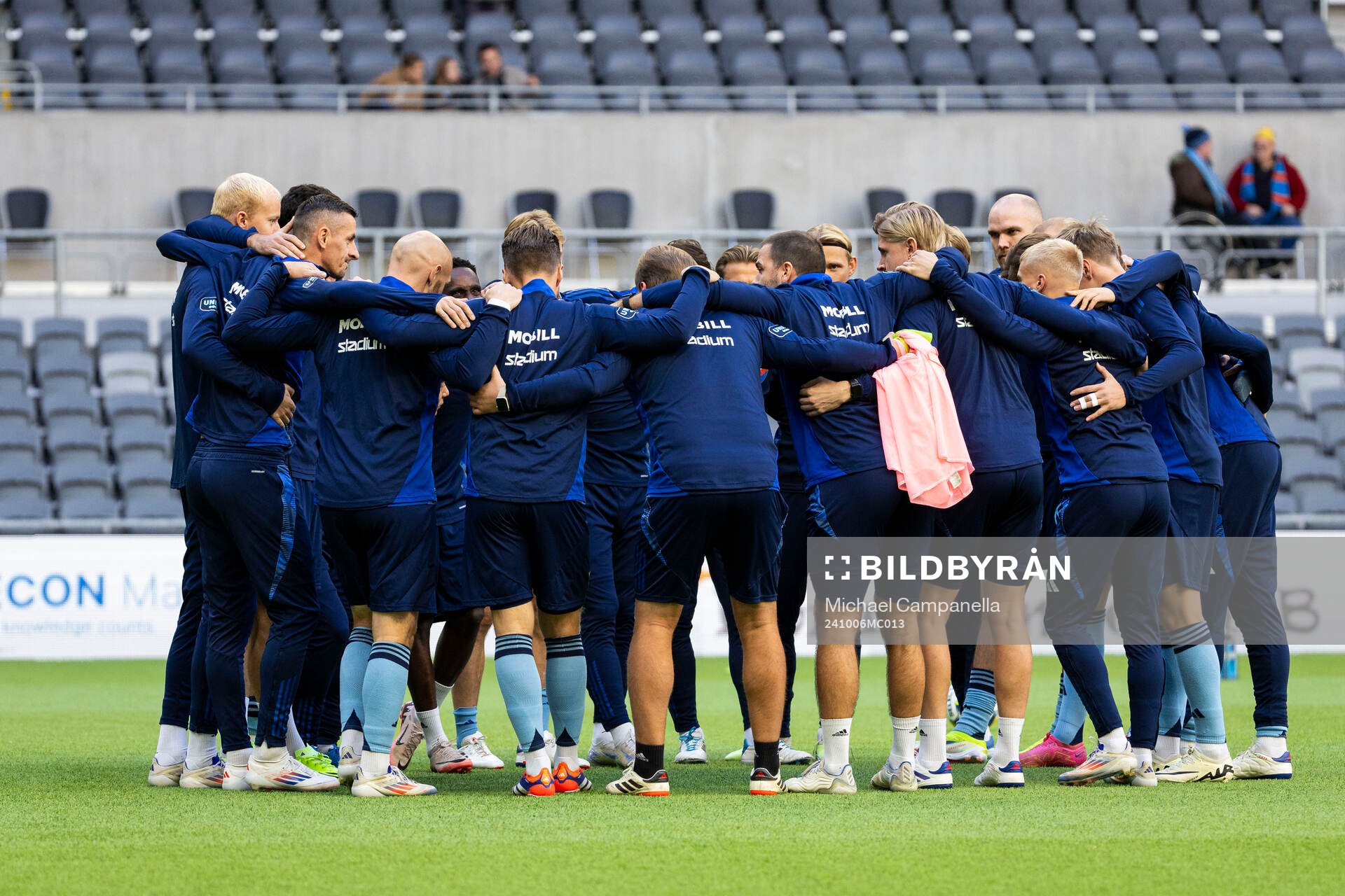 Djurgårdens spelare i en kram