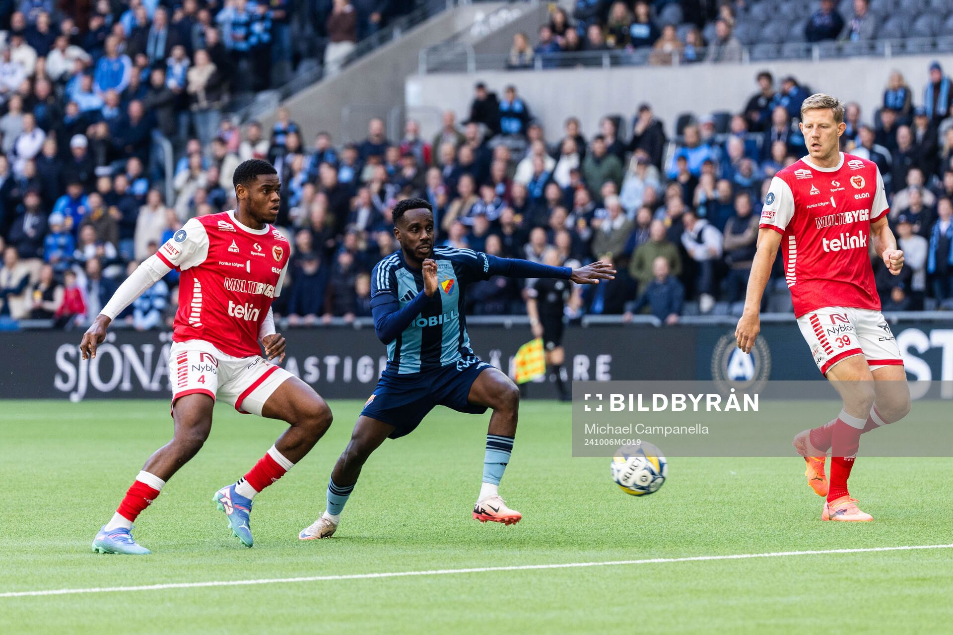 Kalmars Vince Osuji och Djurgårdens Tokmac Nguen