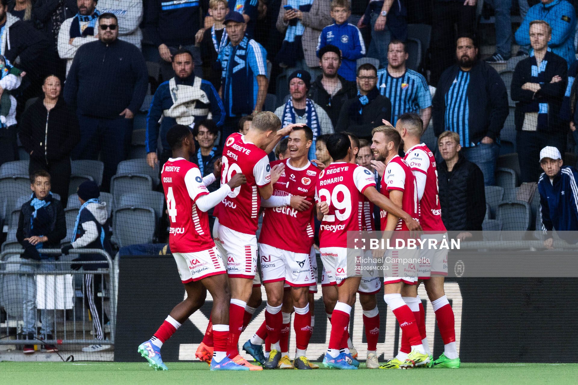Kalmars Dino Islamovic jublar med lagkamrater efter 0-1 under fotbollsmatchen i Allsvenskan mellan Djurgården och Kalmar den 6 oktober 2024 i Stockholm.
