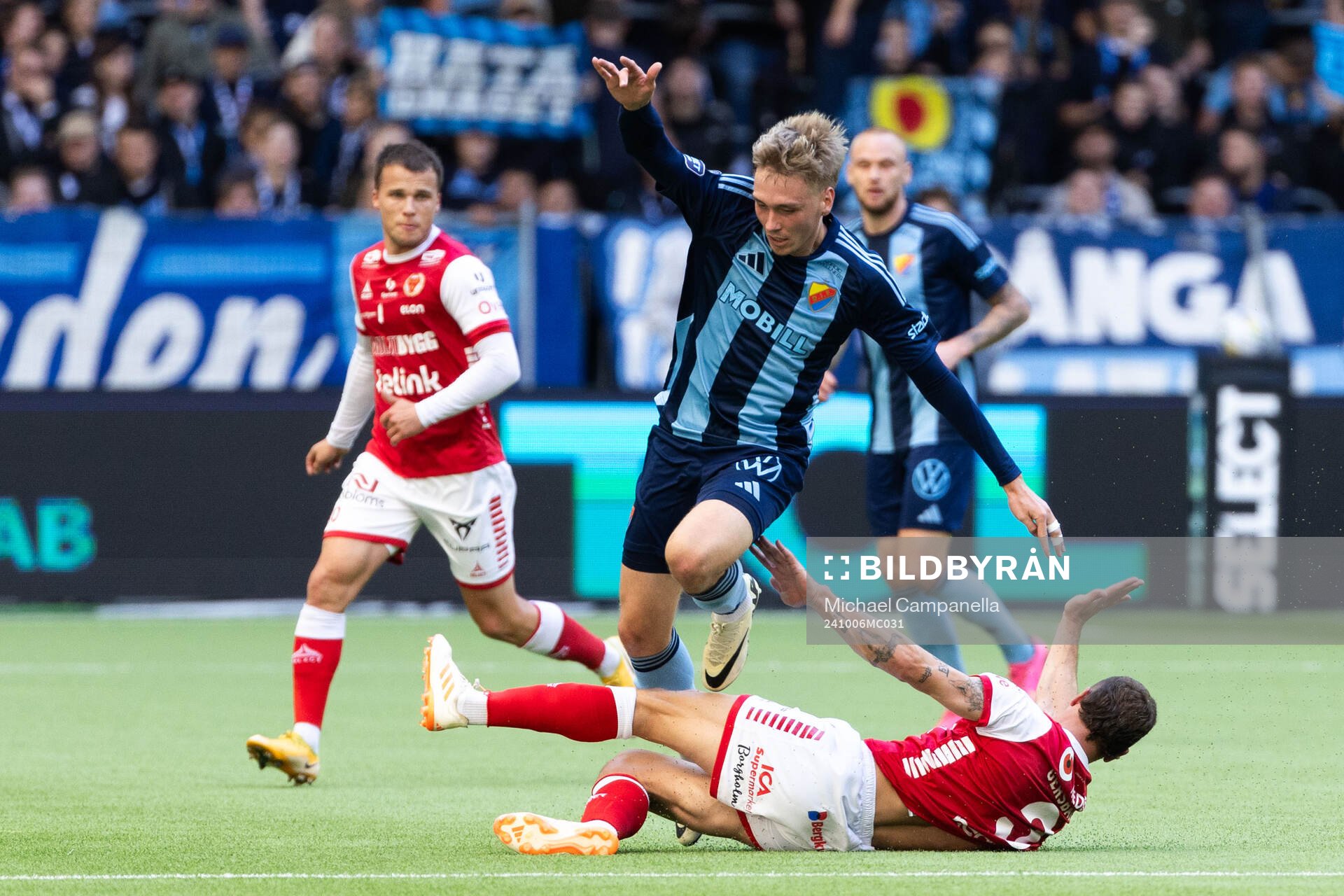 Djurgårdens Santeri Haarala och Kalmars Alexander Gersbach under fotbollsmatchen i Allsvenskan mellan Djurgården och Kalmar den 6 oktober 2024 i Stockholm.