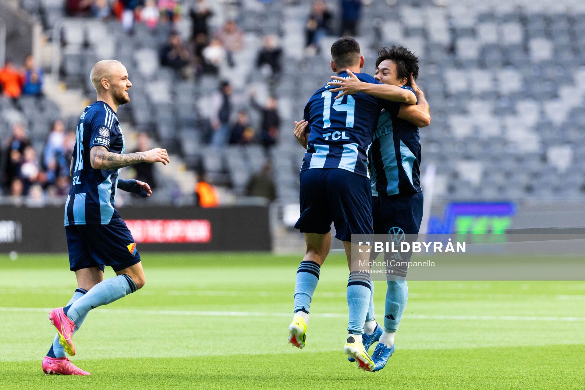 Djurgårdens Keita Kosugi jublar med Besard Sabovic