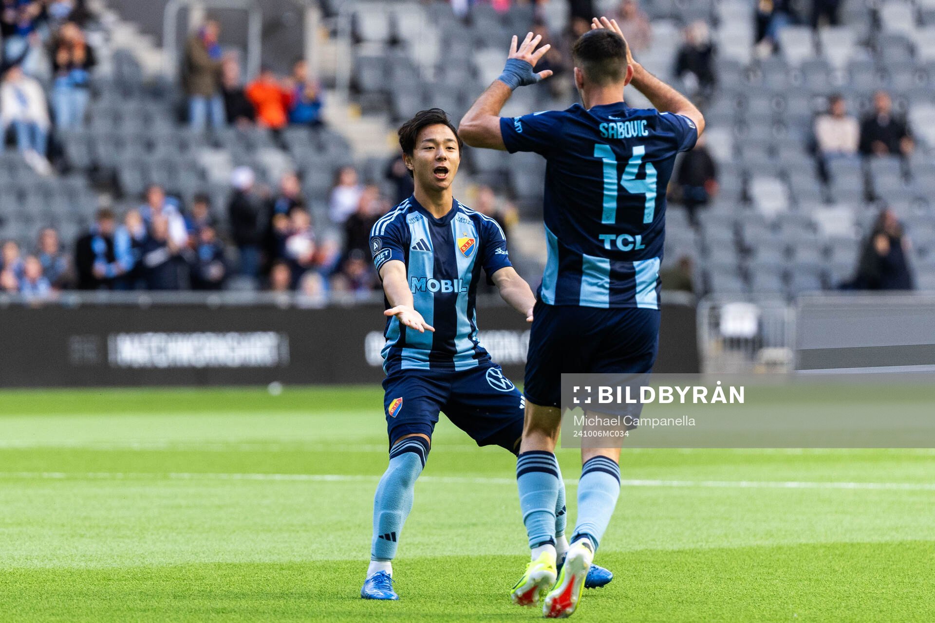 Djurgårdens Keita Kosugi jublar med Besard Sabovic