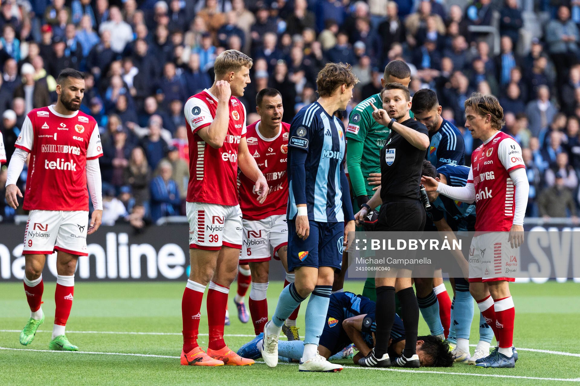 Djurgårdens August Priske Flyger i diskussion med Domare