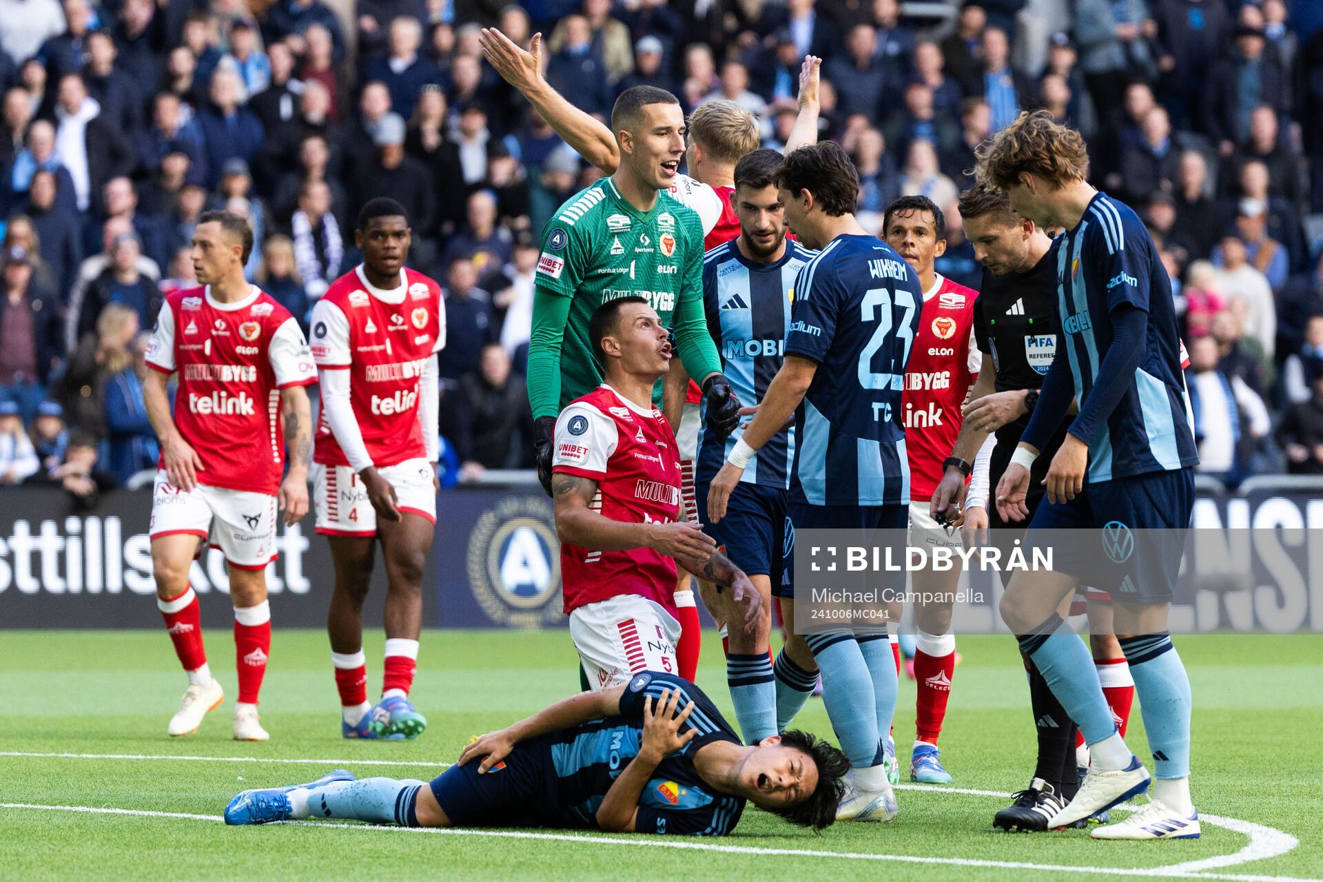 Kalmars Melker Hallberg och Djurgårdens Gustav Wikheim i diskussion bredvid Djurgårdens Keita Kosugi som har ont under fotbollsmatchen i Allsvenskan mellan Djurgården och Kalmar den 6 oktober 2024 i Stockholm.