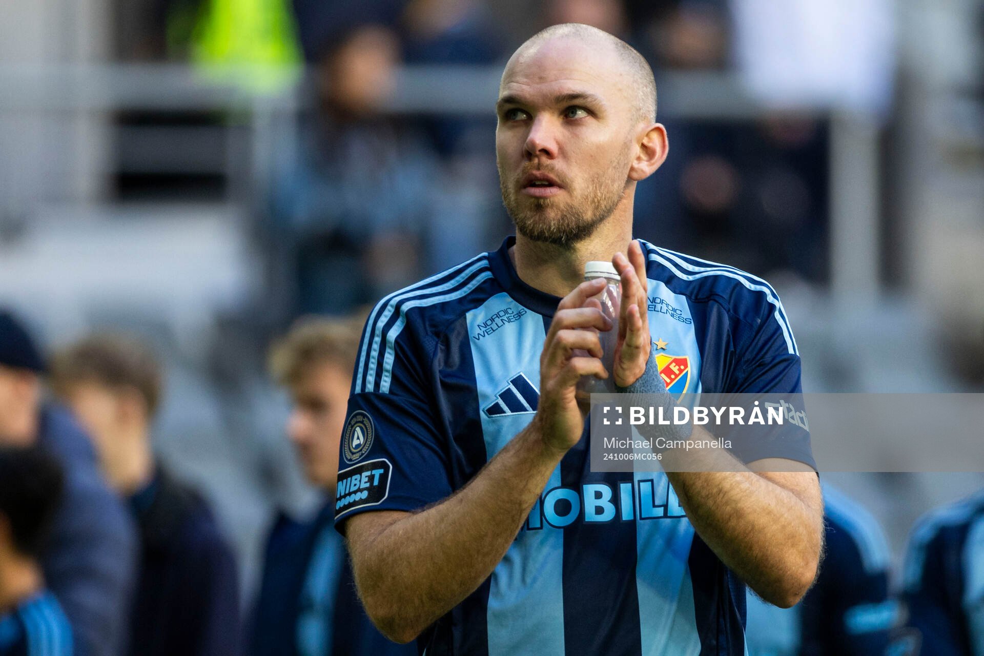 Djurgårdens Marcus Danielson tackar publiken efter fotbollsmatchen i Allsvenskan mellan Djurgården och Kalmar den 6 oktober 2024 i Stockholm.