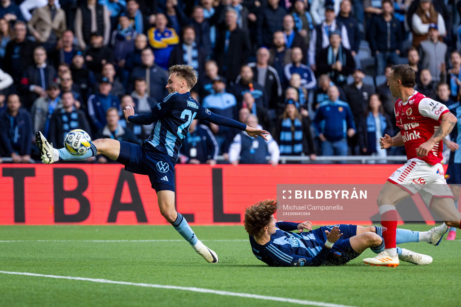 Djurgårdens Santeri Haarala och August Priske Flyger mot