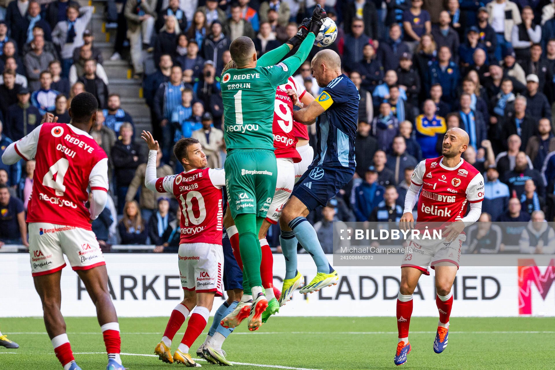 Kalmars målvakt Samuel Brolin och Djurgårdens Marcus Danielson under fotbollsmatchen i Allsvenskan mellan Djurgården och Kalmar den 6 oktober 2024 i Stockholm. 