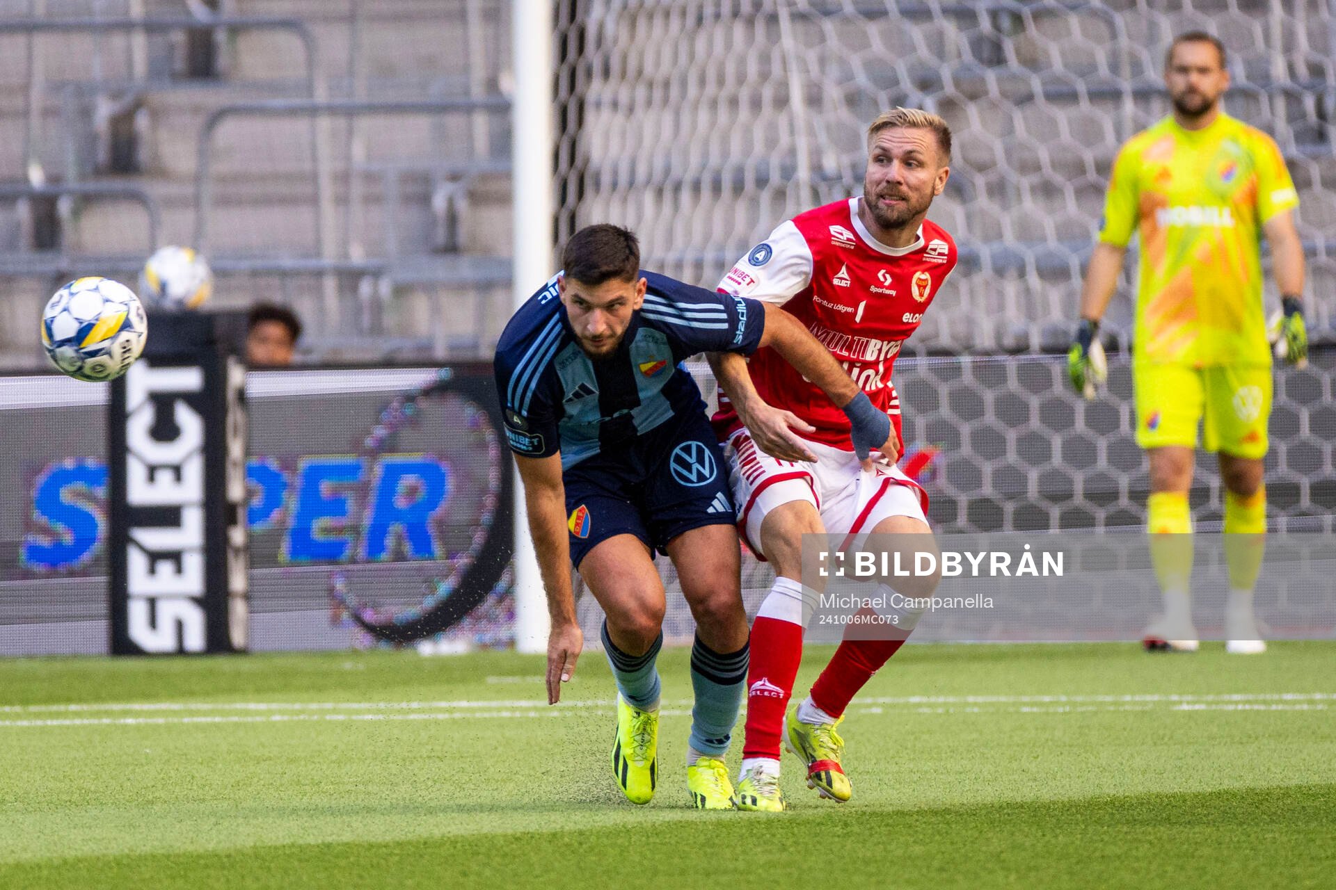 Djurgårdens Besard Sabovic och Kalmars Jonathan Ring