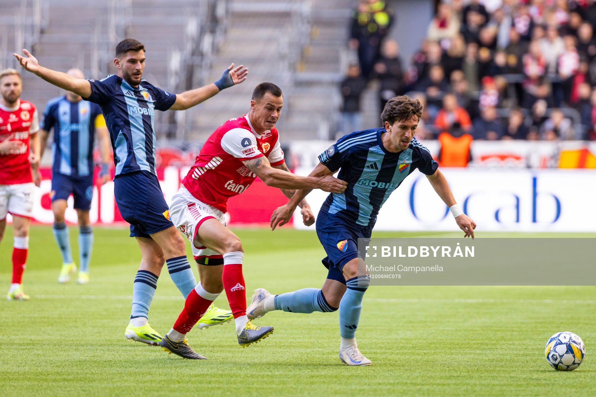 Kalmars Melker Hallberg och Djurgårdens Gustav Wikheim under fotbollsmatchen i Allsvenskan mellan Djurgården och Kalmar den 6 oktober 2024 i Stockholm.